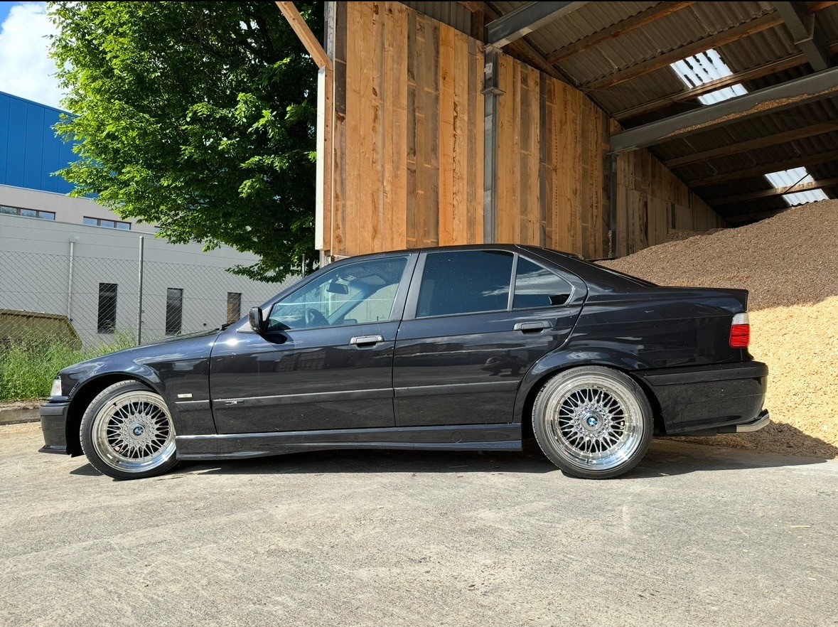 BMW 320i-image-6
