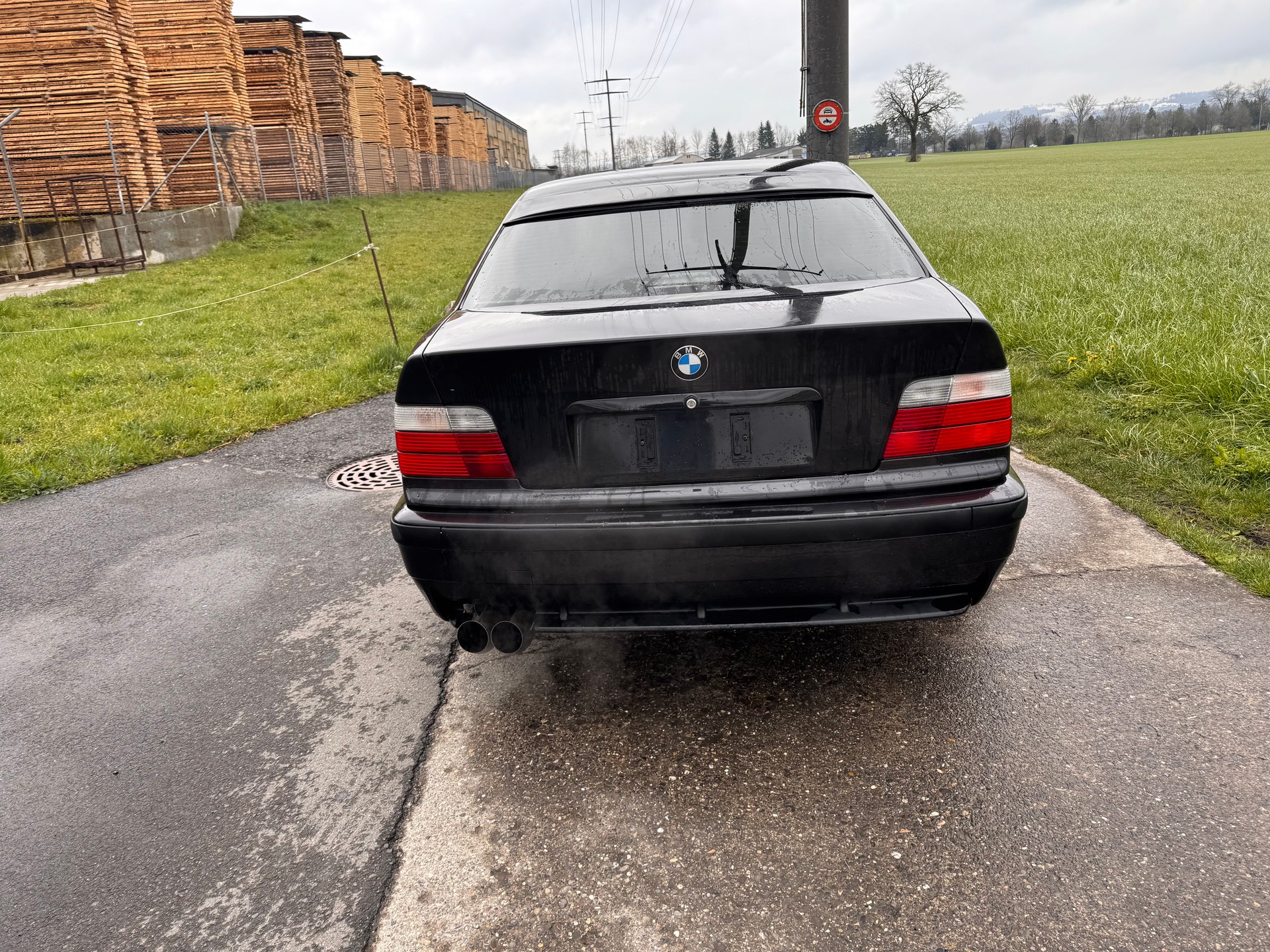 BMW 320i-image-12