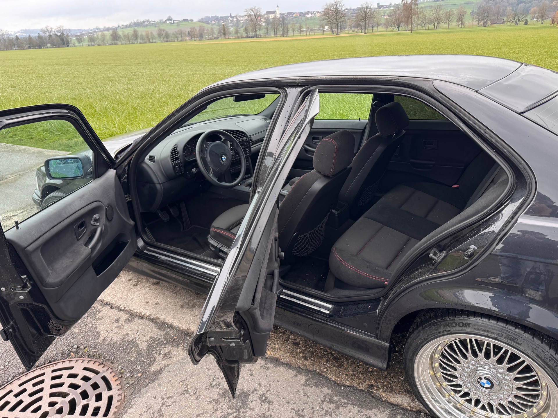 BMW 320i-image-5