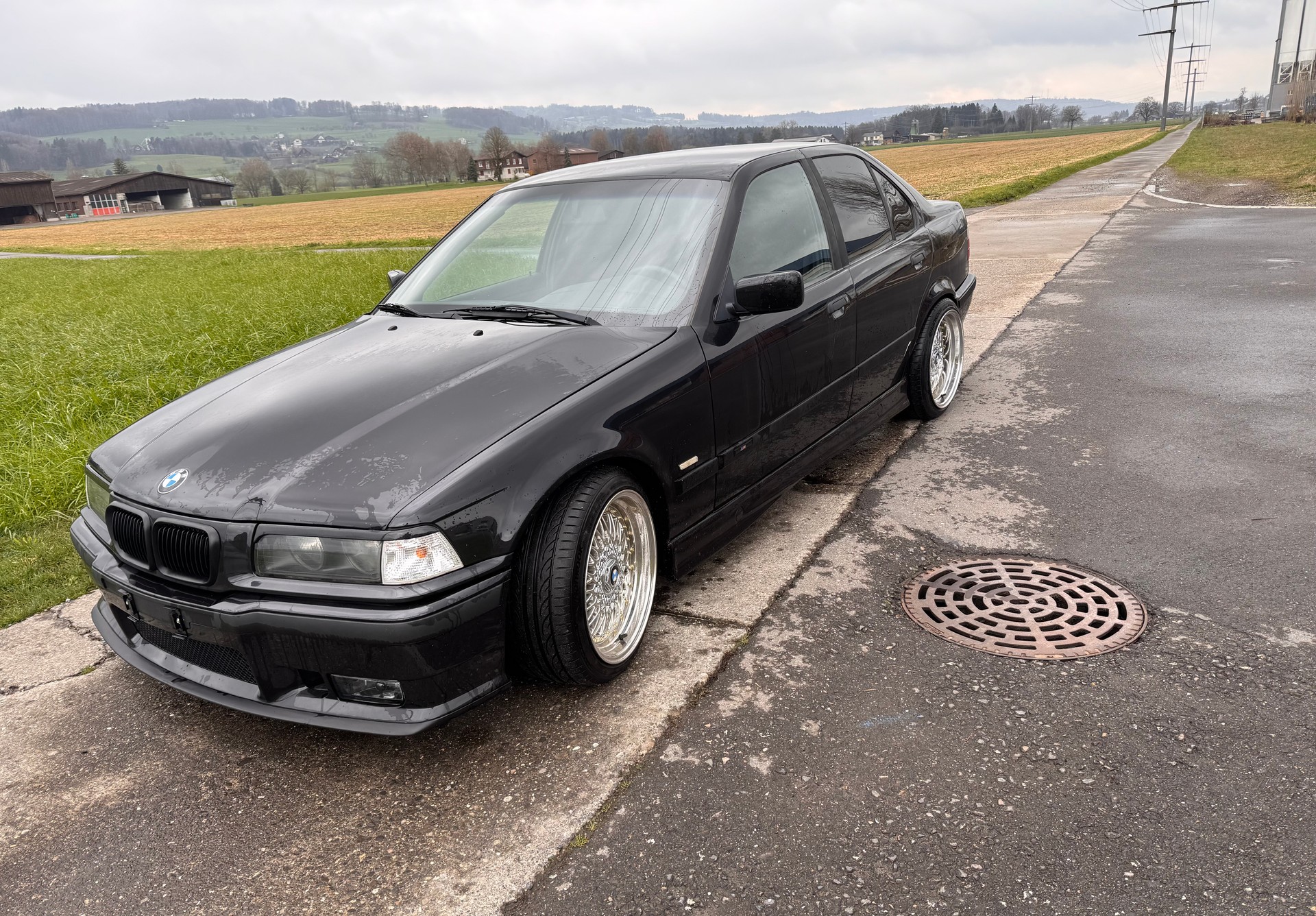 BMW 320i-image-8