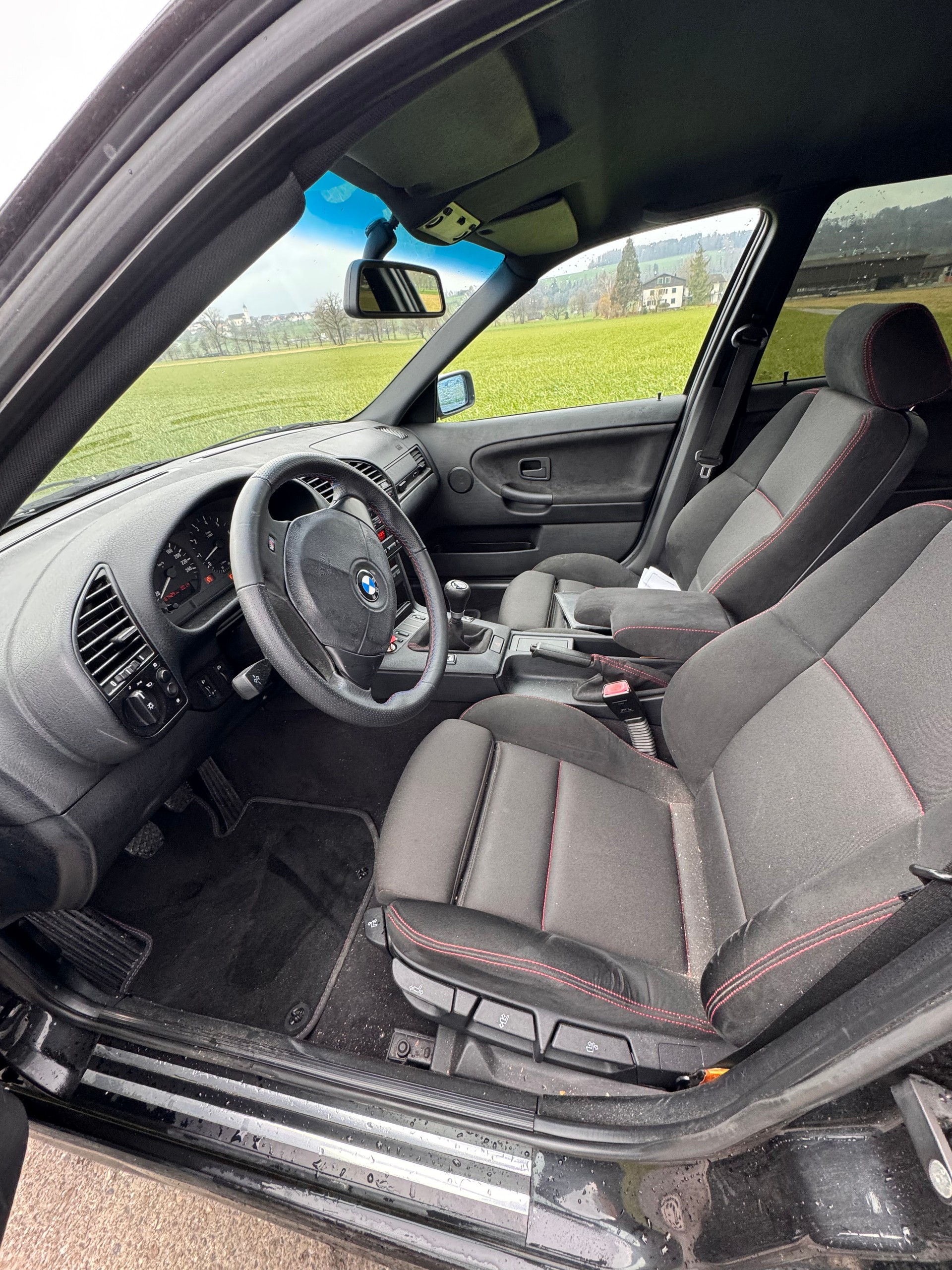 BMW 320i-image-2