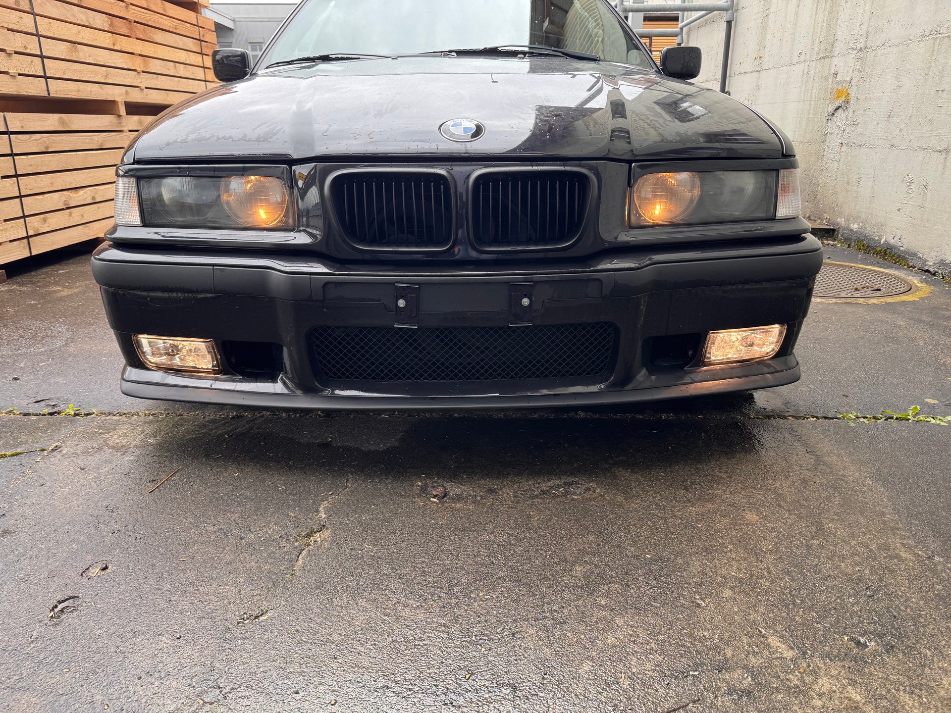 BMW 320i-image-11