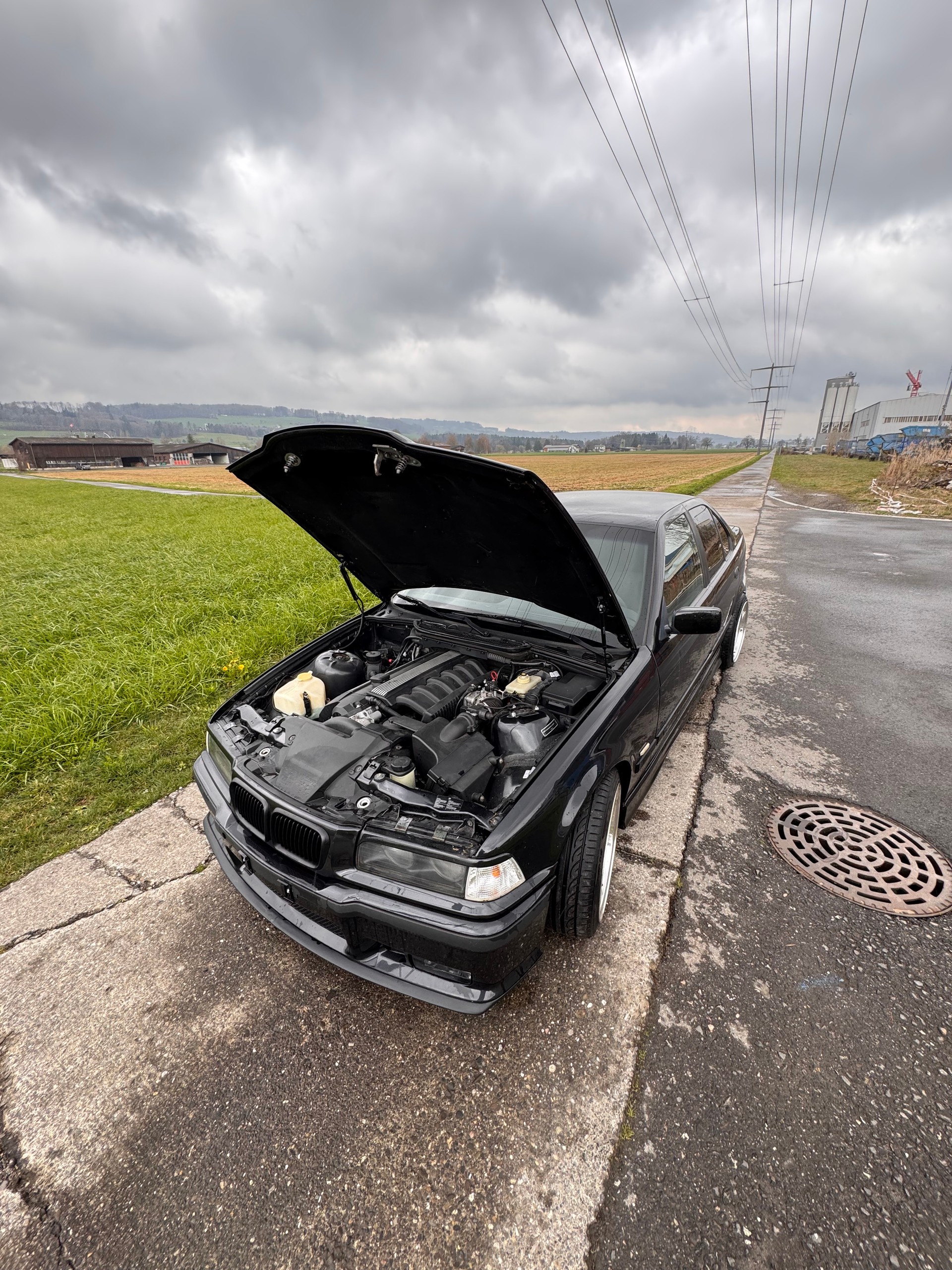 BMW 320i-image-1
