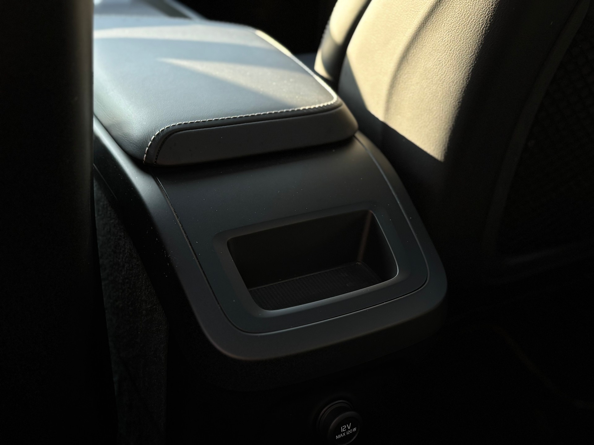 VOLVO XC60 2.0 T8 TE R-Design eAWD-image-12