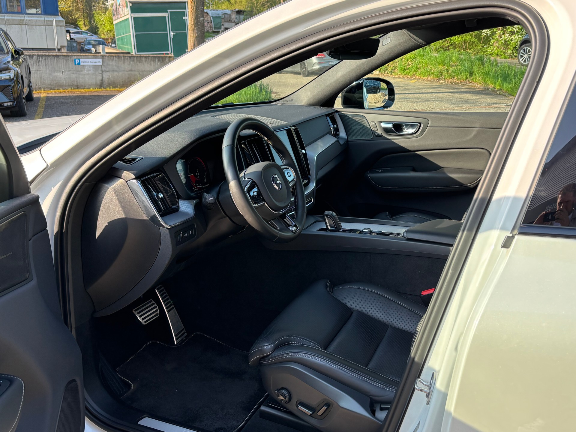 VOLVO XC60 2.0 T8 TE R-Design eAWD-showroom-element-2