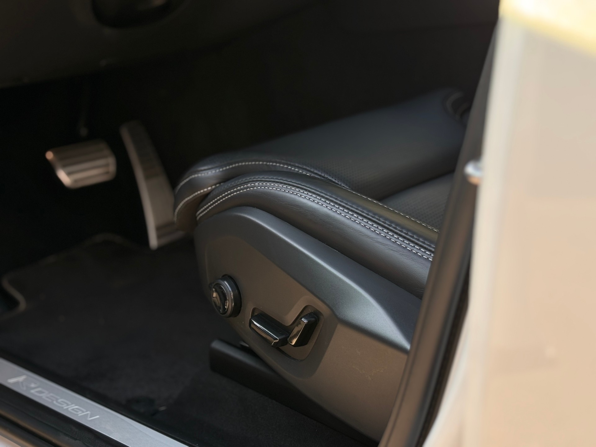 VOLVO XC60 2.0 T8 TE R-Design eAWD-image-15