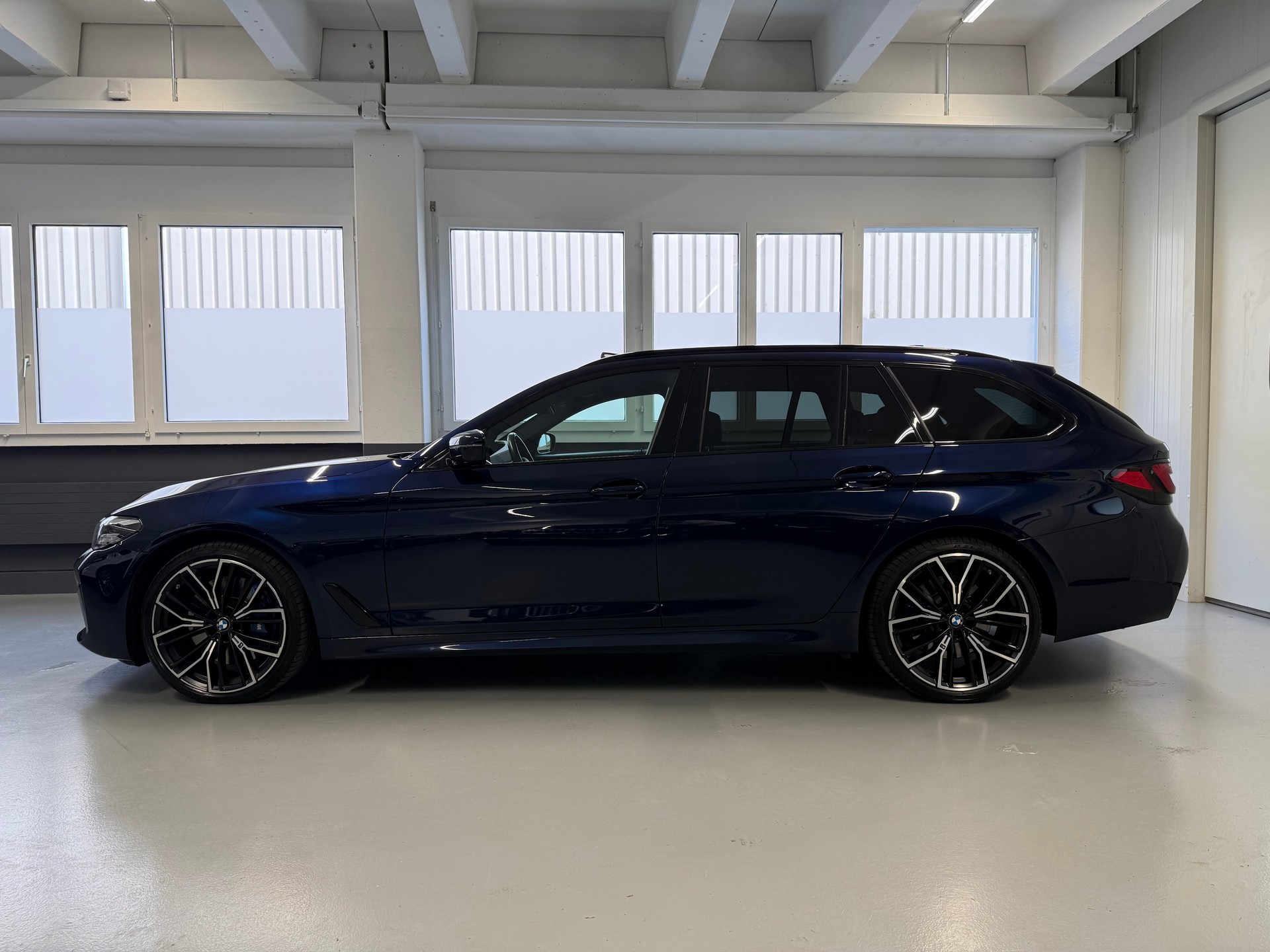 BMW 540d xDrive 48V Touring M Sport Steptronic-showroom-element-2