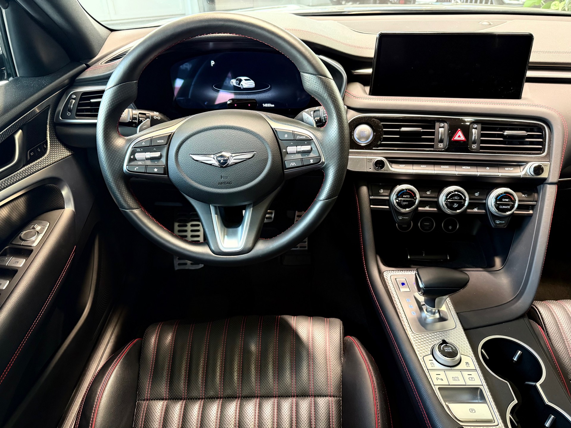 GENESIS G70 2.0 TGDI Sport AT8 AWD-image-11