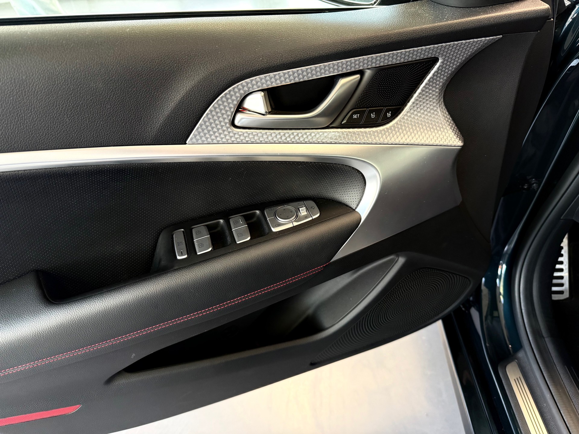 GENESIS G70 2.0 TGDI Sport AT8 AWD-image-8