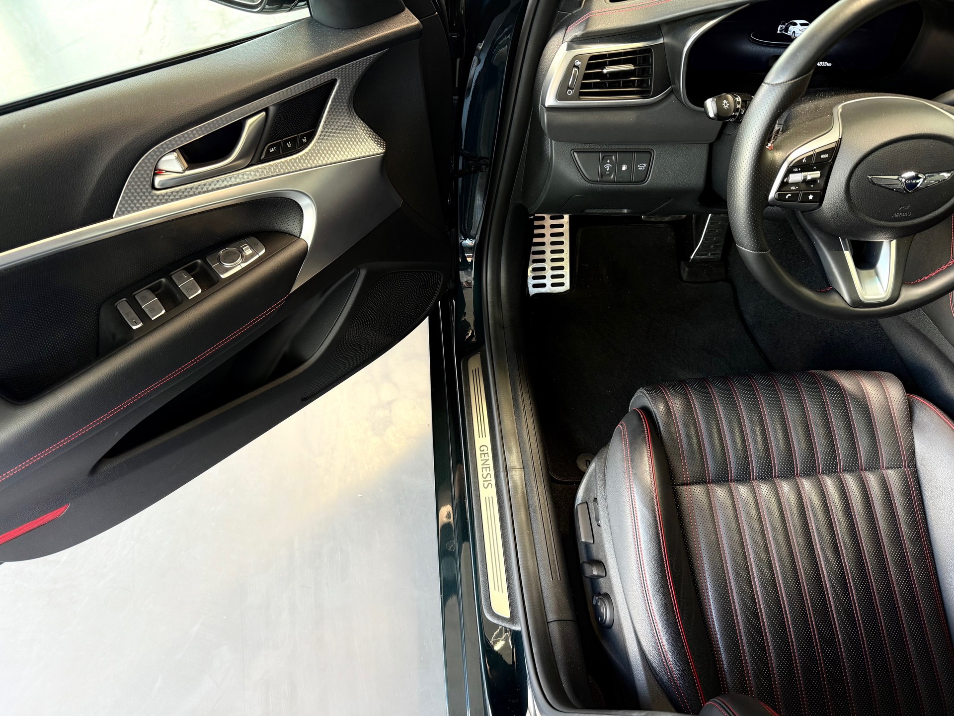 GENESIS G70 2.0 TGDI Sport AT8 AWD-image-7