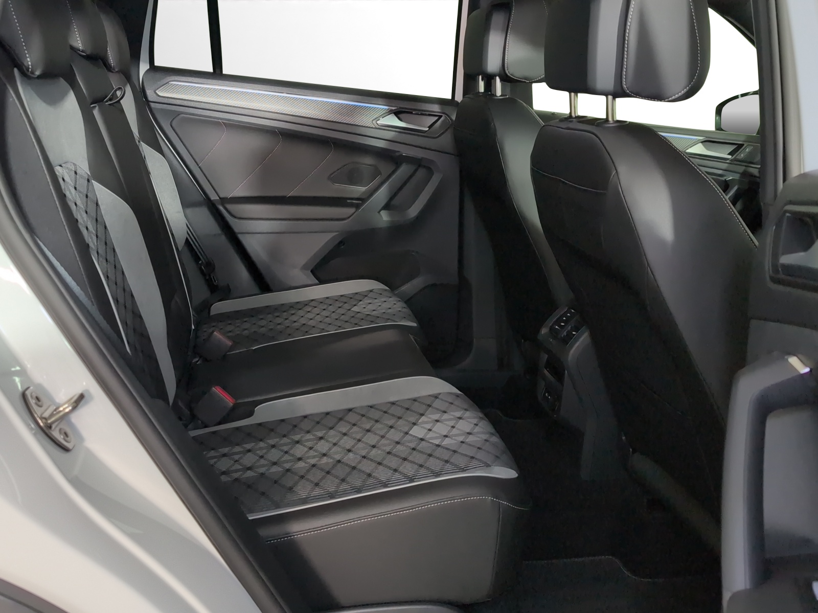 VW Tiguan 2.0TSI R-Line 4Motion DSG-image-8