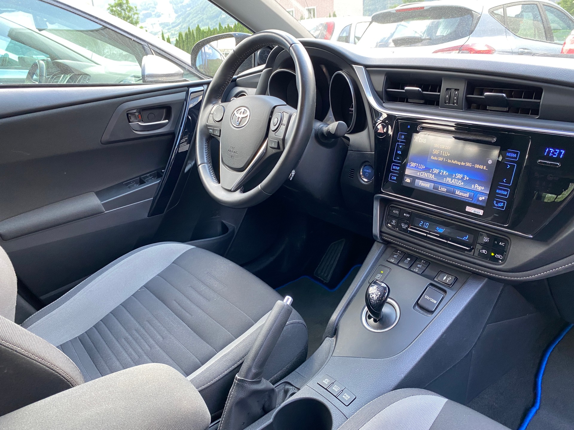 TOYOTA Auris 1.8 HSD Trend-image-14
