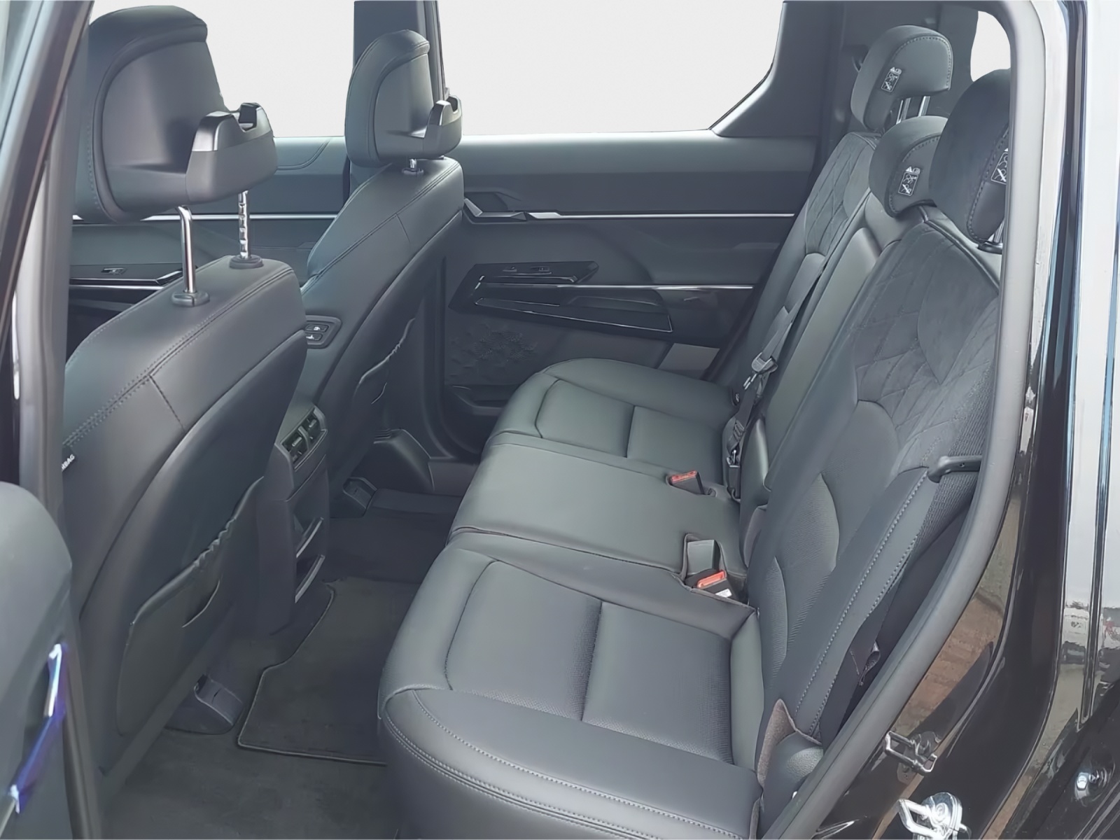 KGM-SsangYong Musso 80,6 kWh Blackline 4WD-image-12
