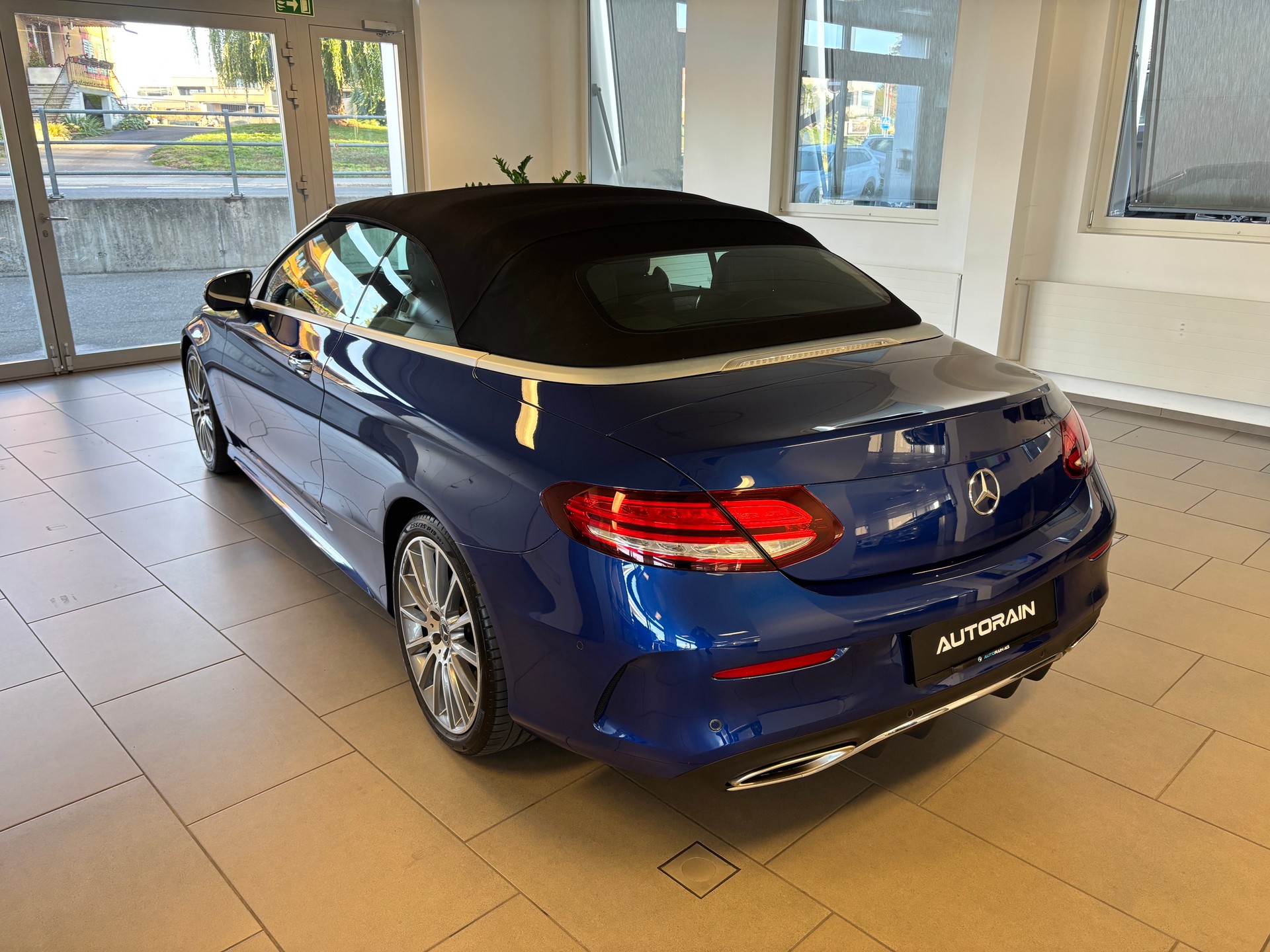 MERCEDES-BENZ C 200 AMG Line Cabriolet 9G-Tronic-showroom-element-3
