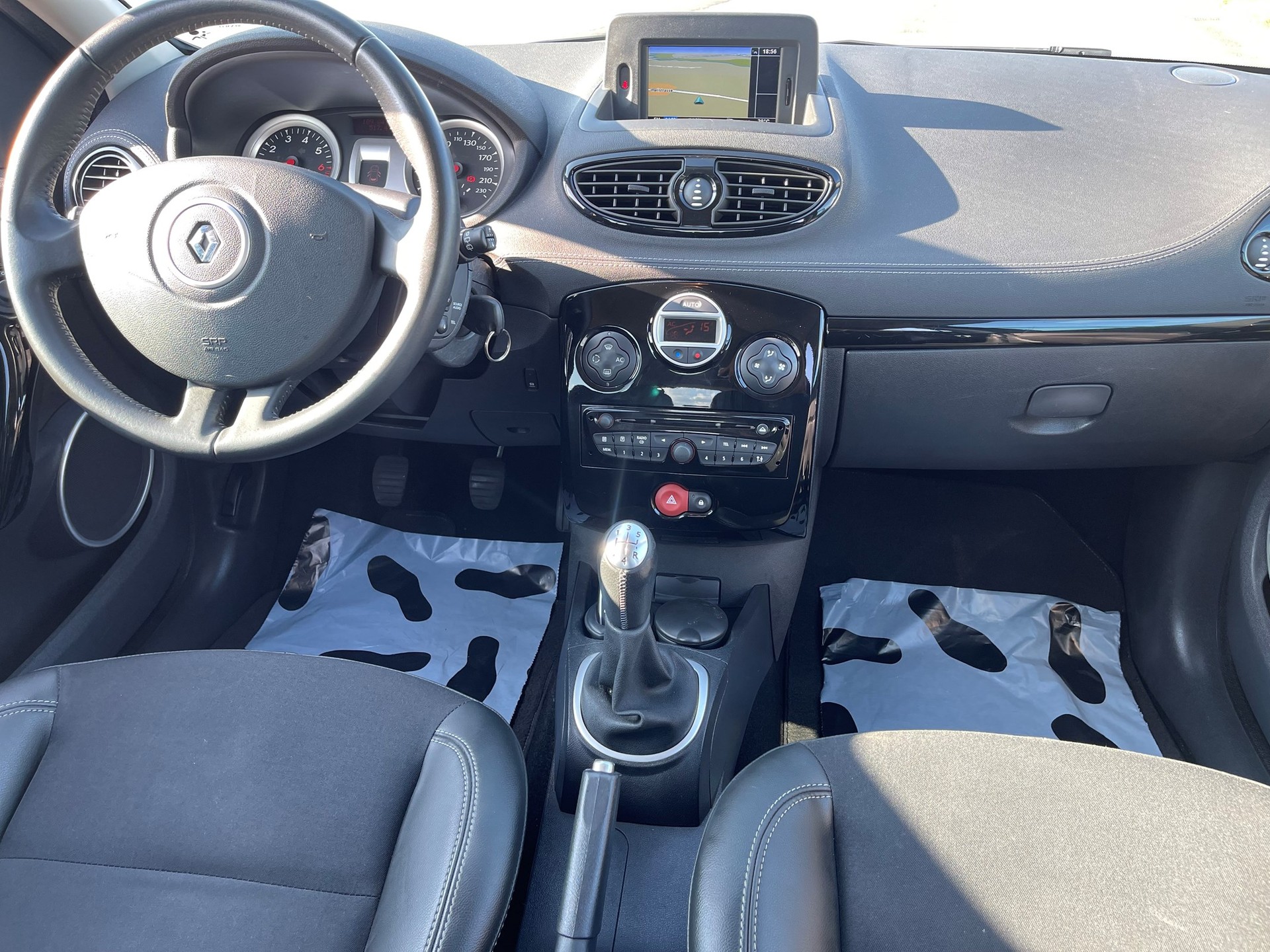 RENAULT Clio 1.2 16V Turbo Night&Day-image-5