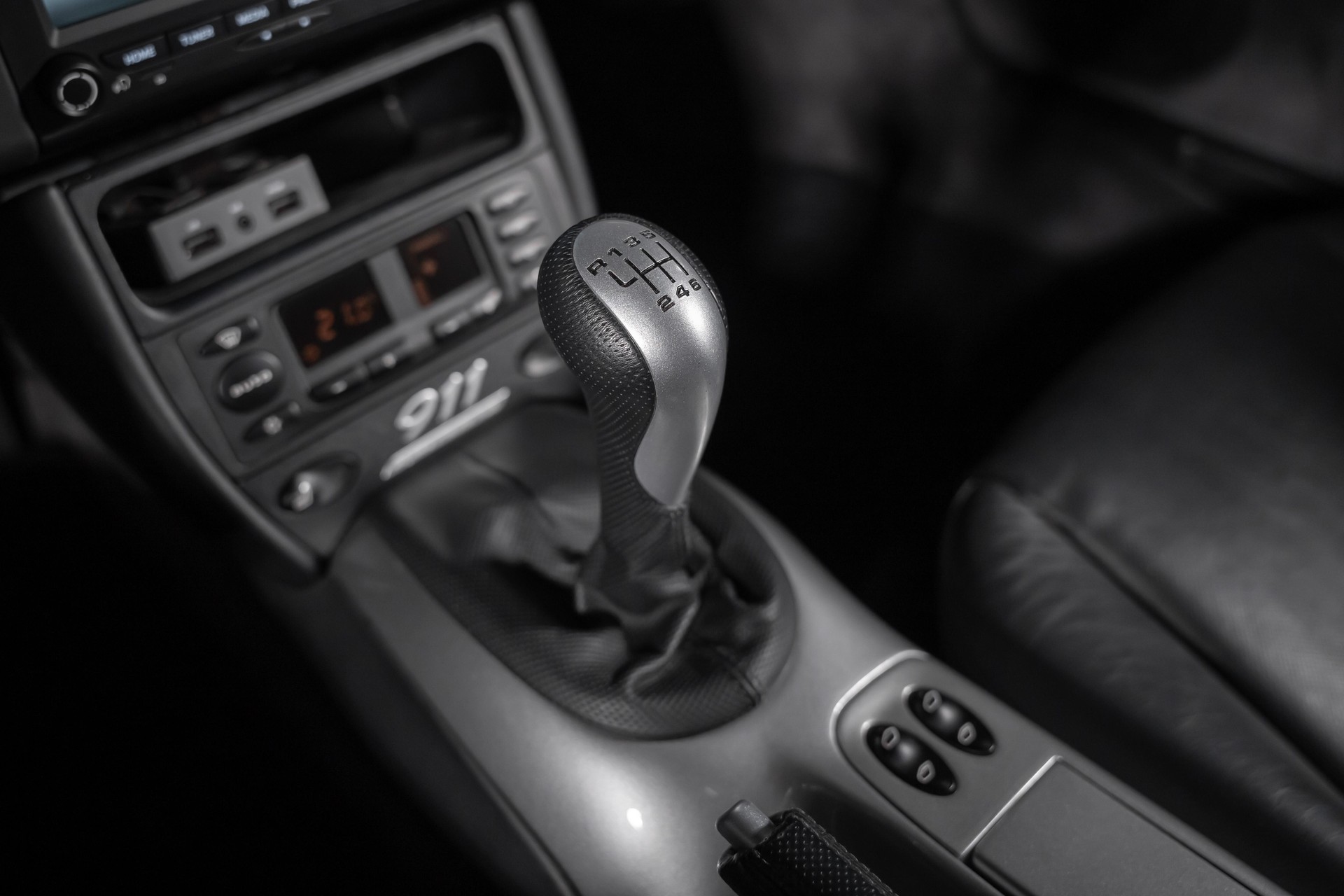 PORSCHE 911 Coupé 3.6 Carrera 40th Anniversary-image-21