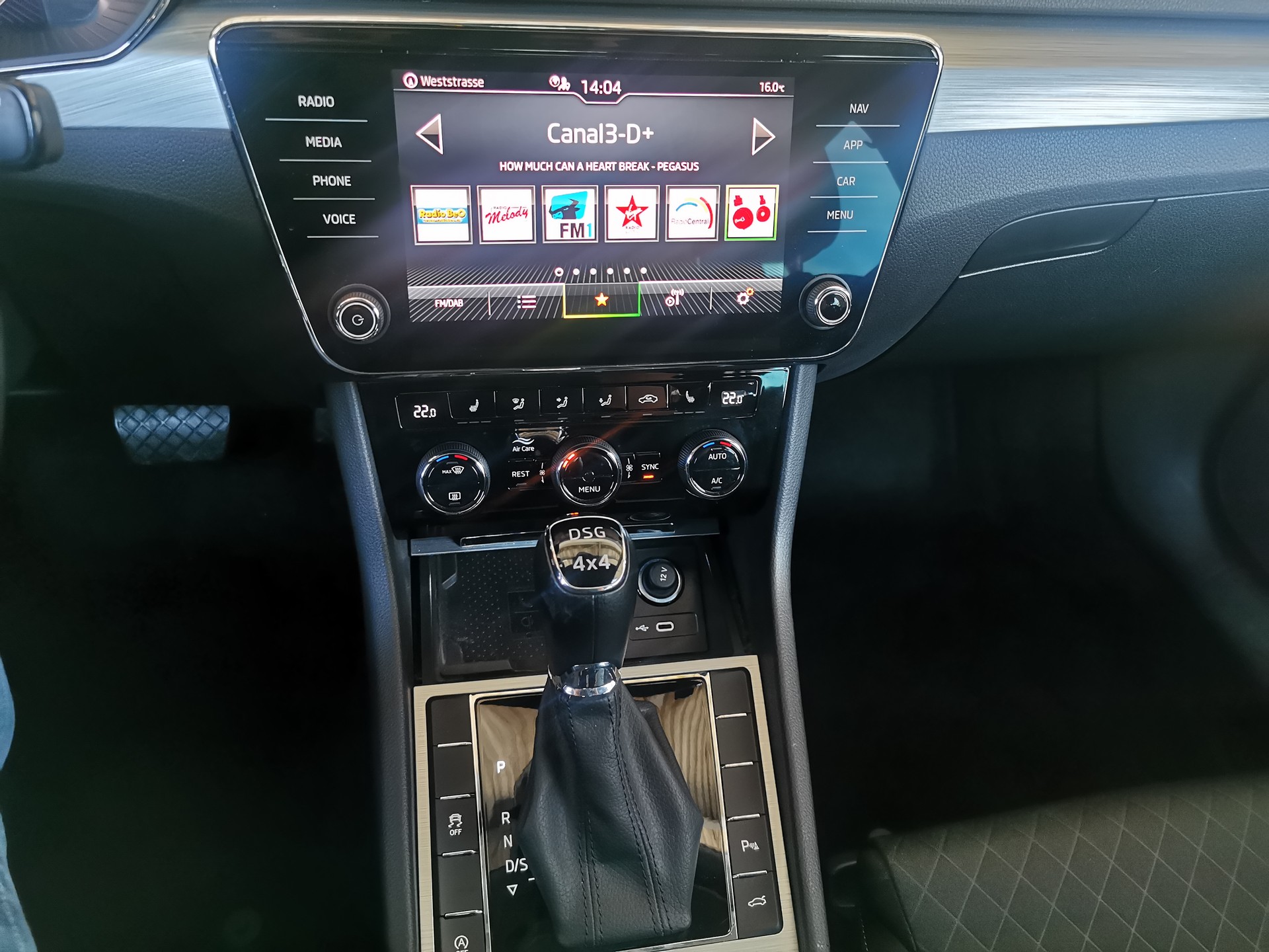 SKODA Superb Combi 2.0 TDi Ambition 4x4 DSG-image-5