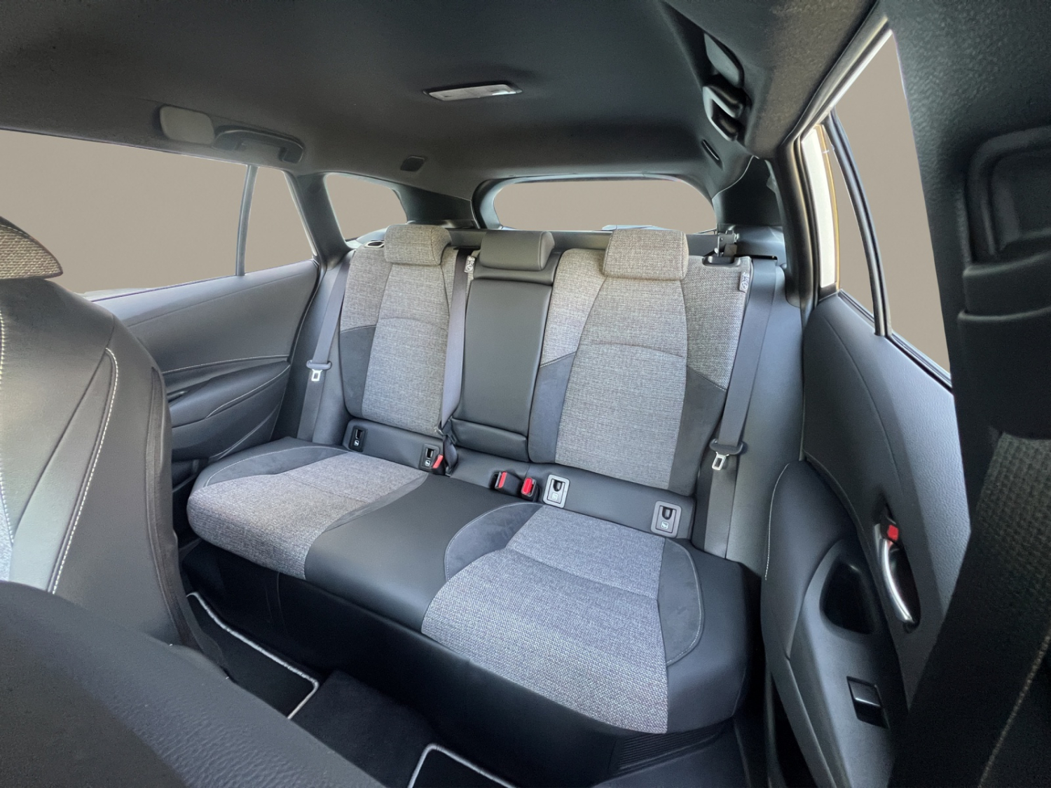 TOYOTA Corolla Touring Sports 2.0 HSD Swiss Edition-image-19