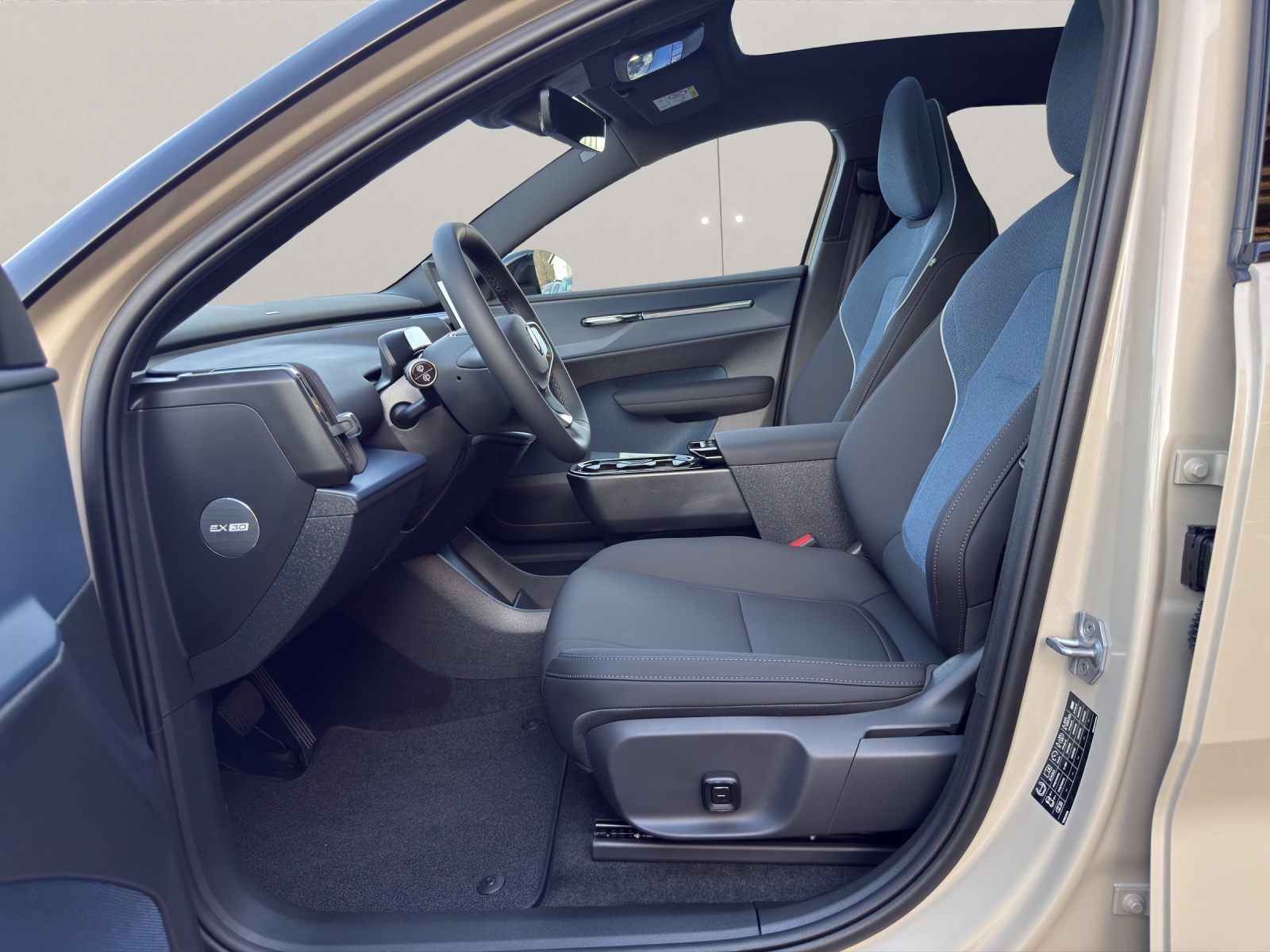 VOLVO EX30 E60 Twin Ultra Performance AWD-image-5