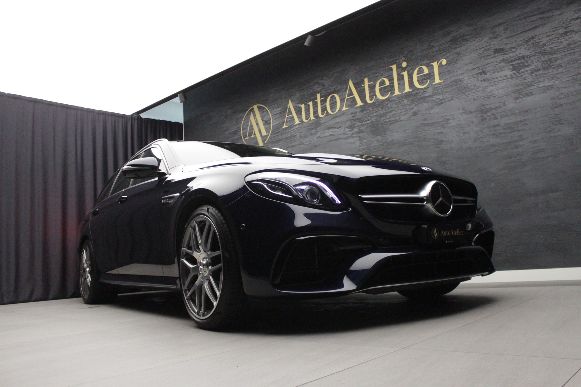 MERCEDES-BENZ E 63 AMG S 4 Matic 9G-Tronic-showroom-element-3