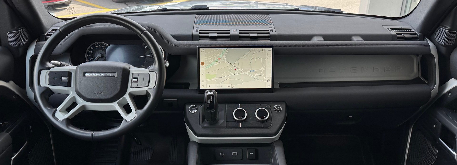 LAND ROVER Defender Hard Top 90 3.0D I6 200 AT8-image-13