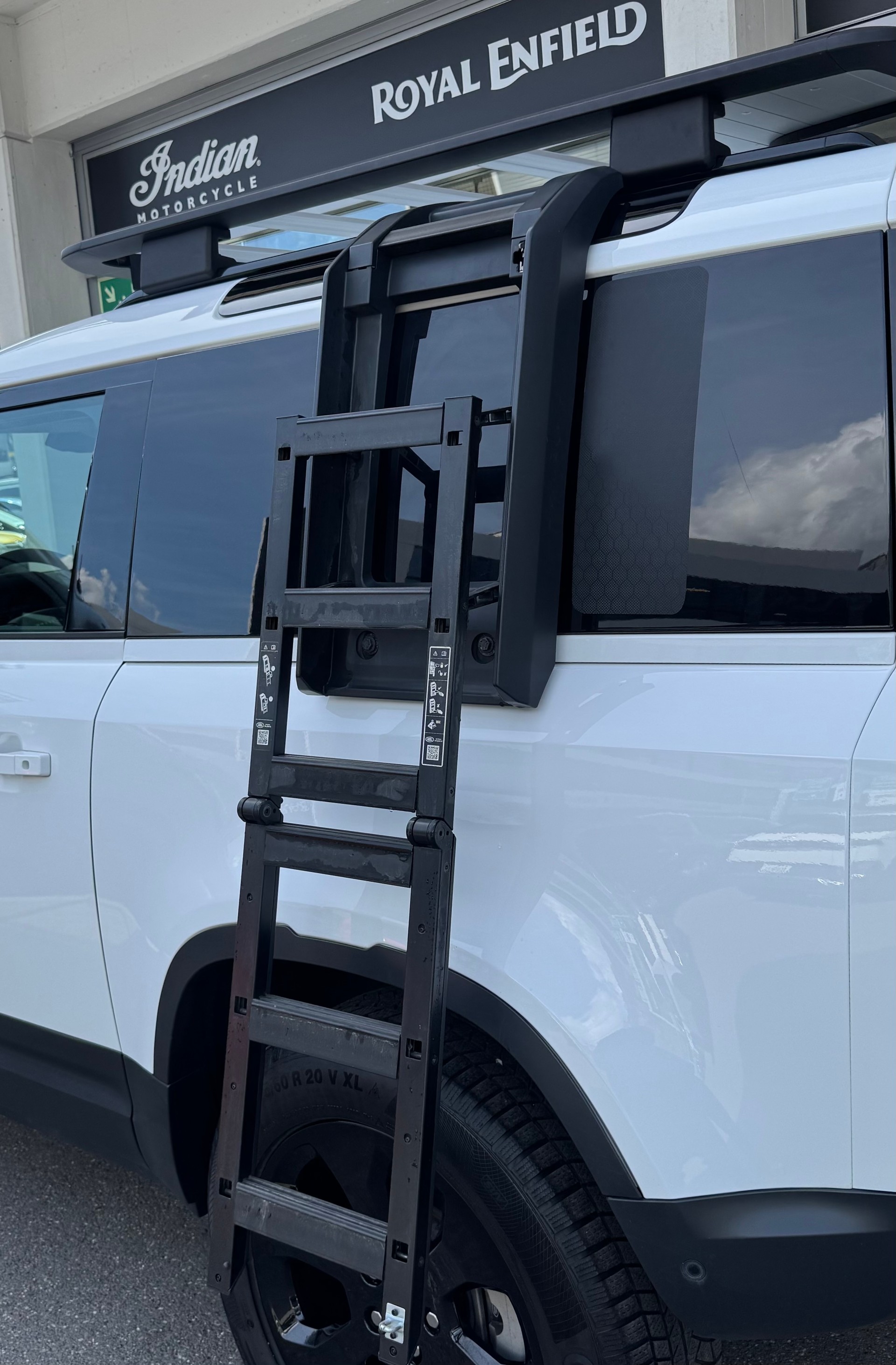 LAND ROVER Defender Hard Top 90 3.0D I6 200 AT8-image-4