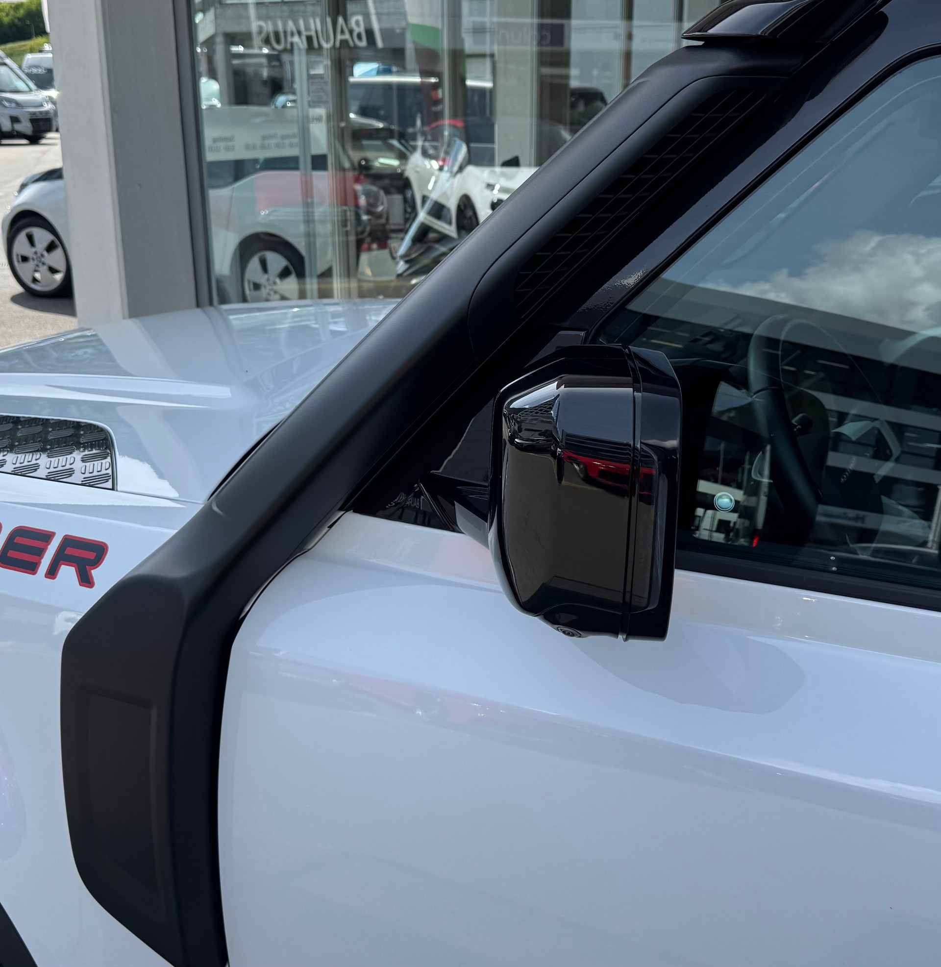 LAND ROVER Defender Hard Top 90 3.0D I6 200 AT8-showroom-element-3