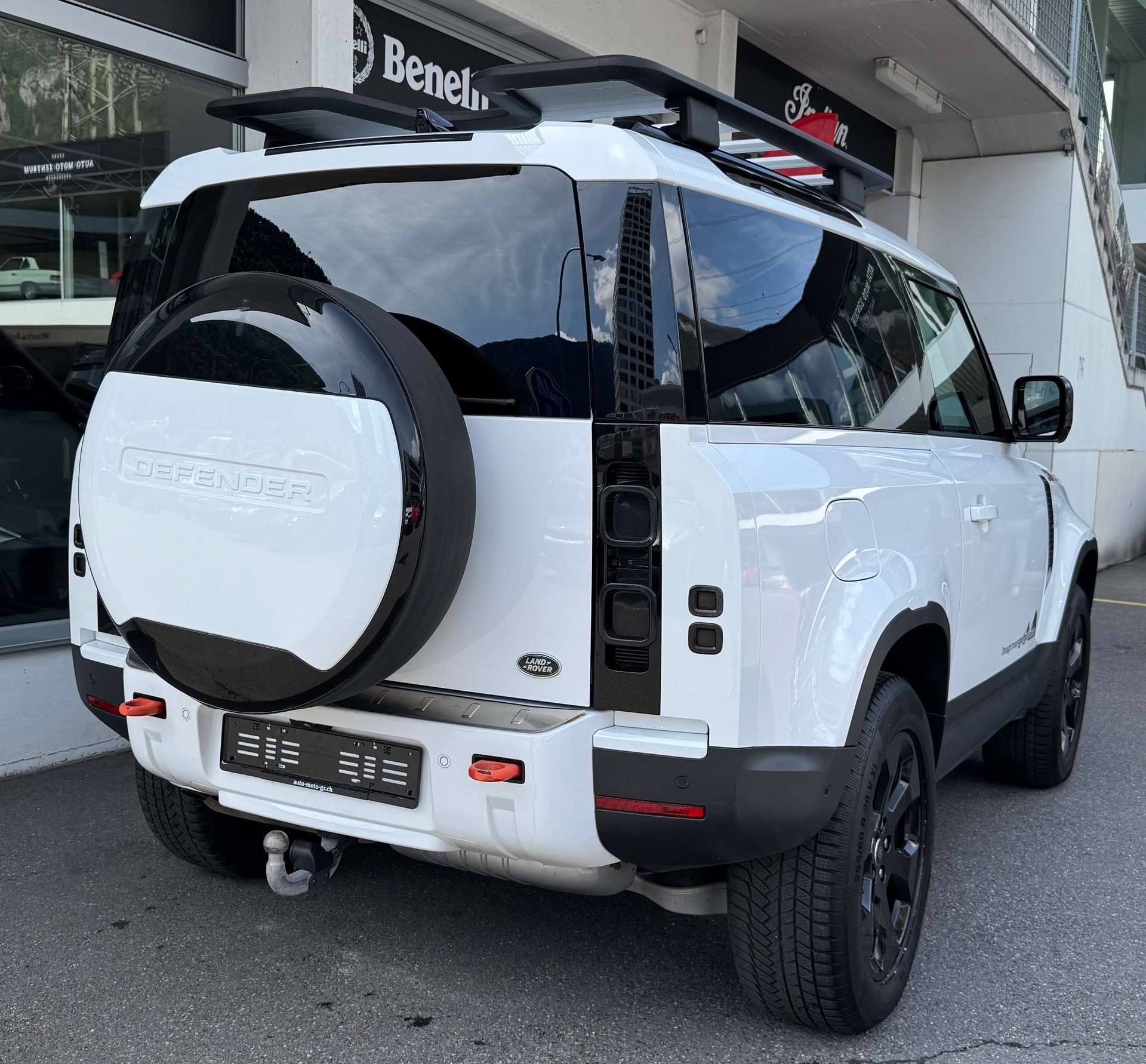 LAND ROVER Defender Hard Top 90 3.0D I6 200 AT8-image-7
