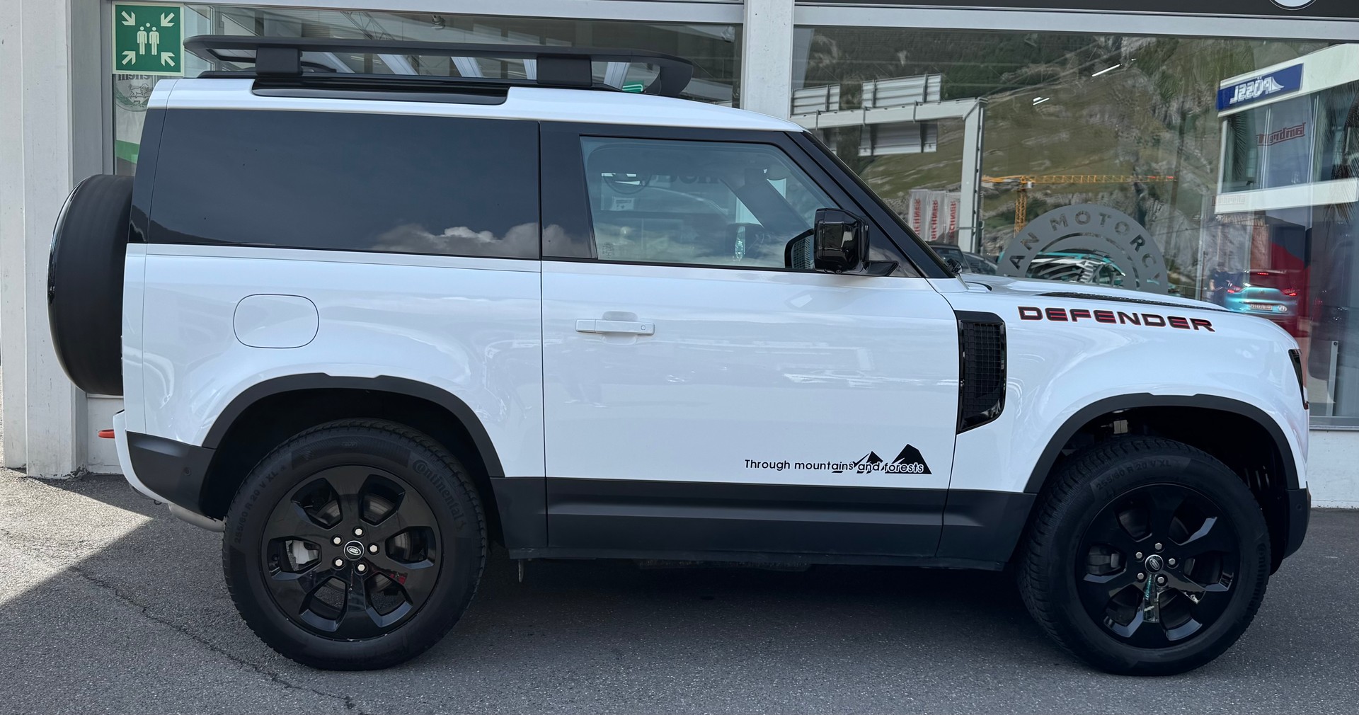 LAND ROVER Defender Hard Top 90 3.0D I6 200 AT8-showroom-element-1