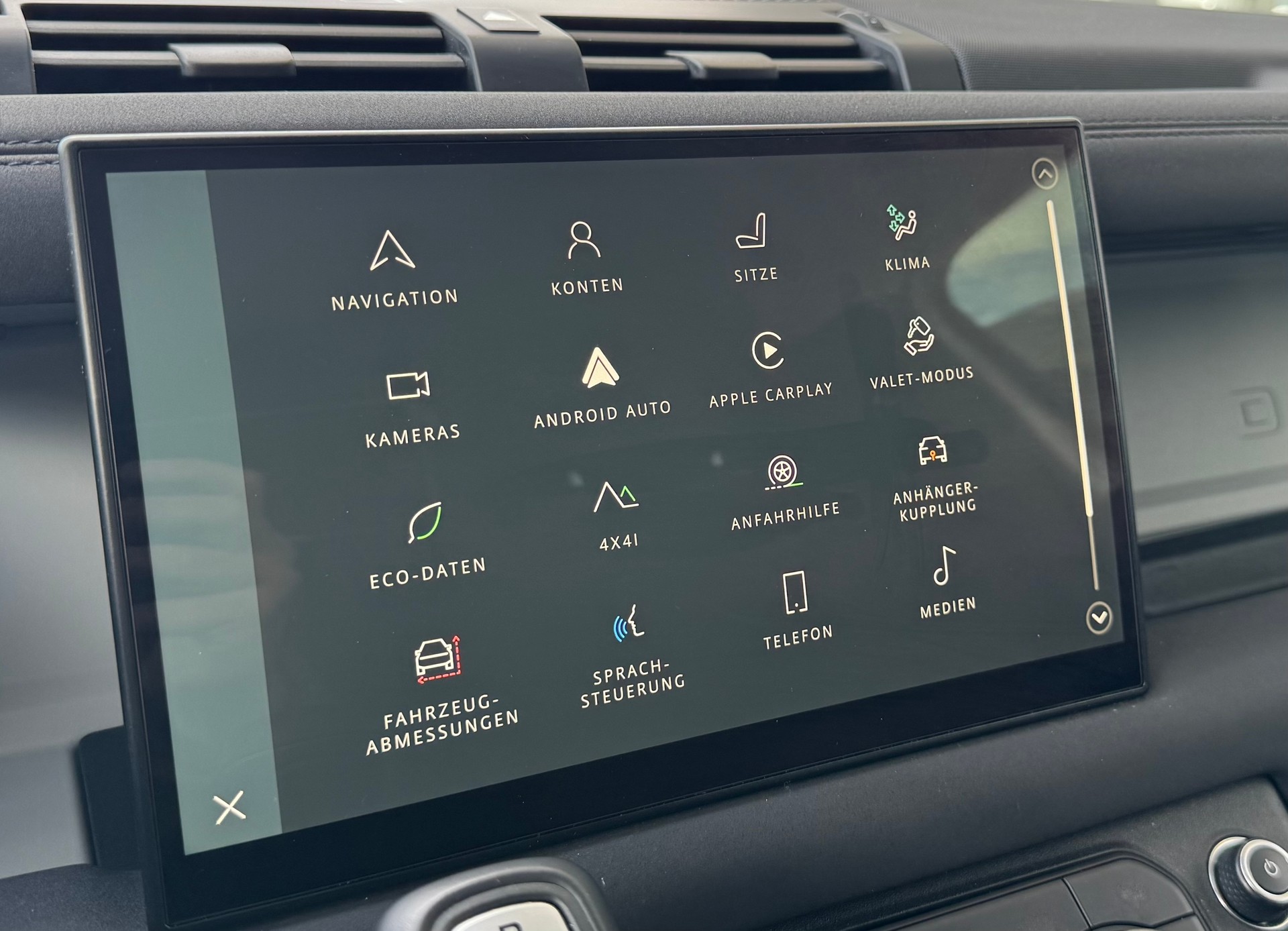LAND ROVER Defender Hard Top 90 3.0D I6 200 AT8-image-19