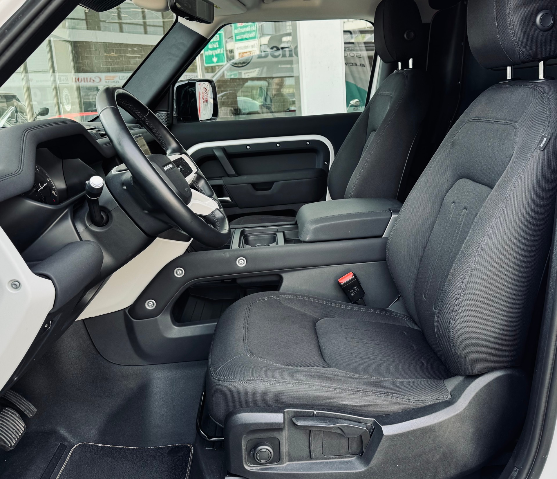 LAND ROVER Defender Hard Top 90 3.0D I6 200 AT8-image-10