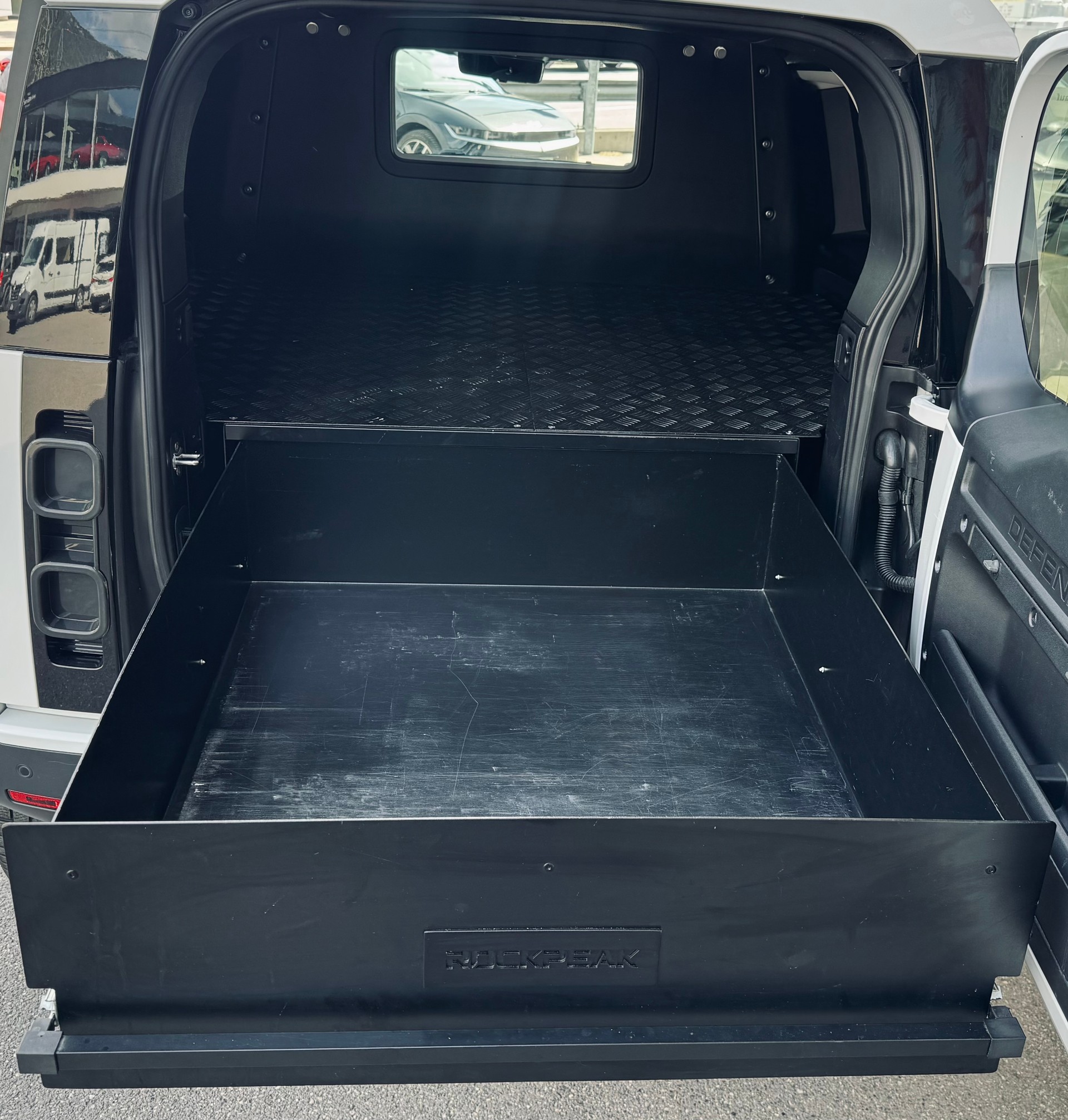 LAND ROVER Defender Hard Top 90 3.0D I6 200 AT8-image-12