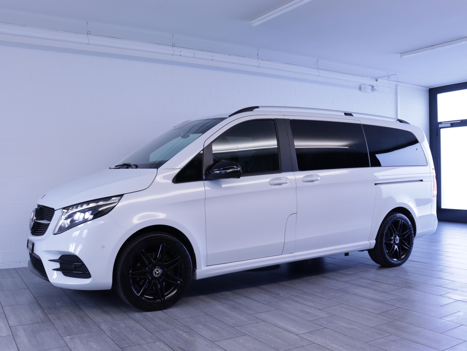 MERCEDES-BENZ V 300 d Swiss Edition AMG Line lang Van-showroom-element-1