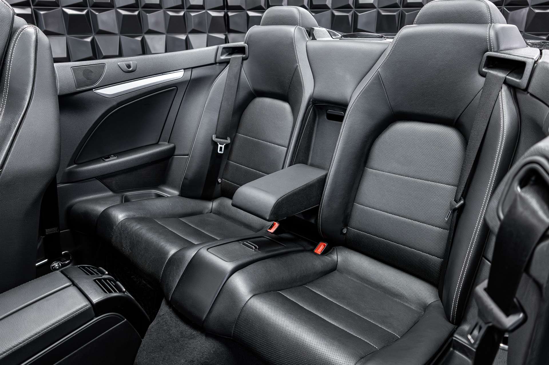 MERCEDES-BENZ E 250 CGI BlueEfficiency 7G-Tronic-image-25