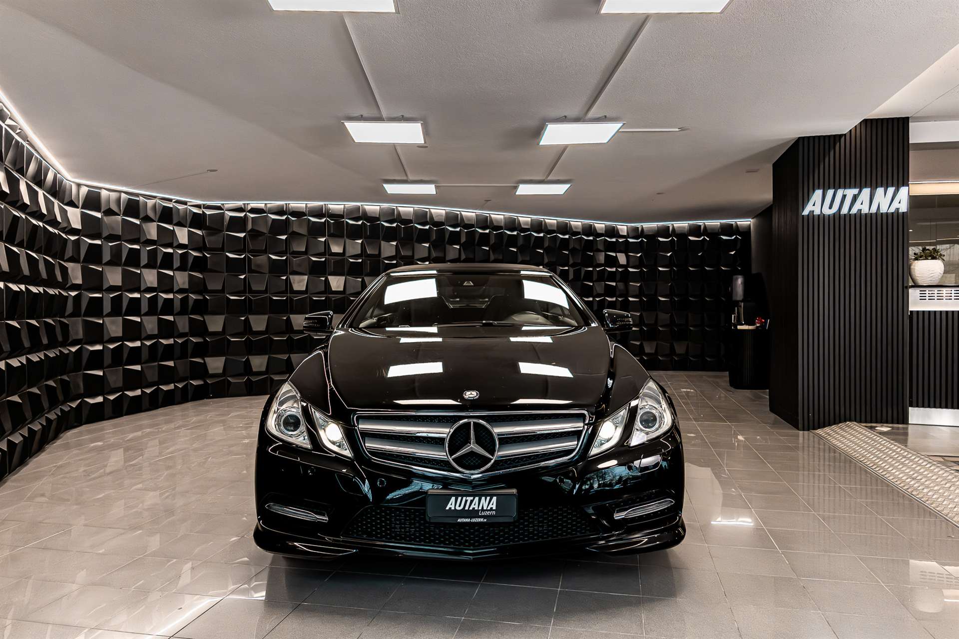 MERCEDES-BENZ E 250 CGI BlueEfficiency 7G-Tronic-image-6