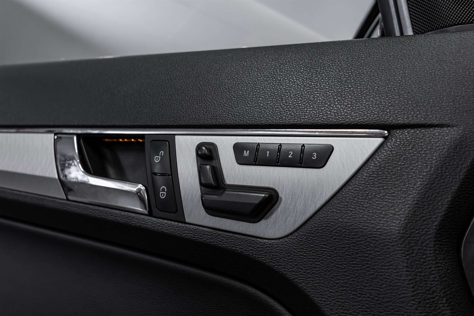 MERCEDES-BENZ E 250 CGI BlueEfficiency 7G-Tronic-image-22