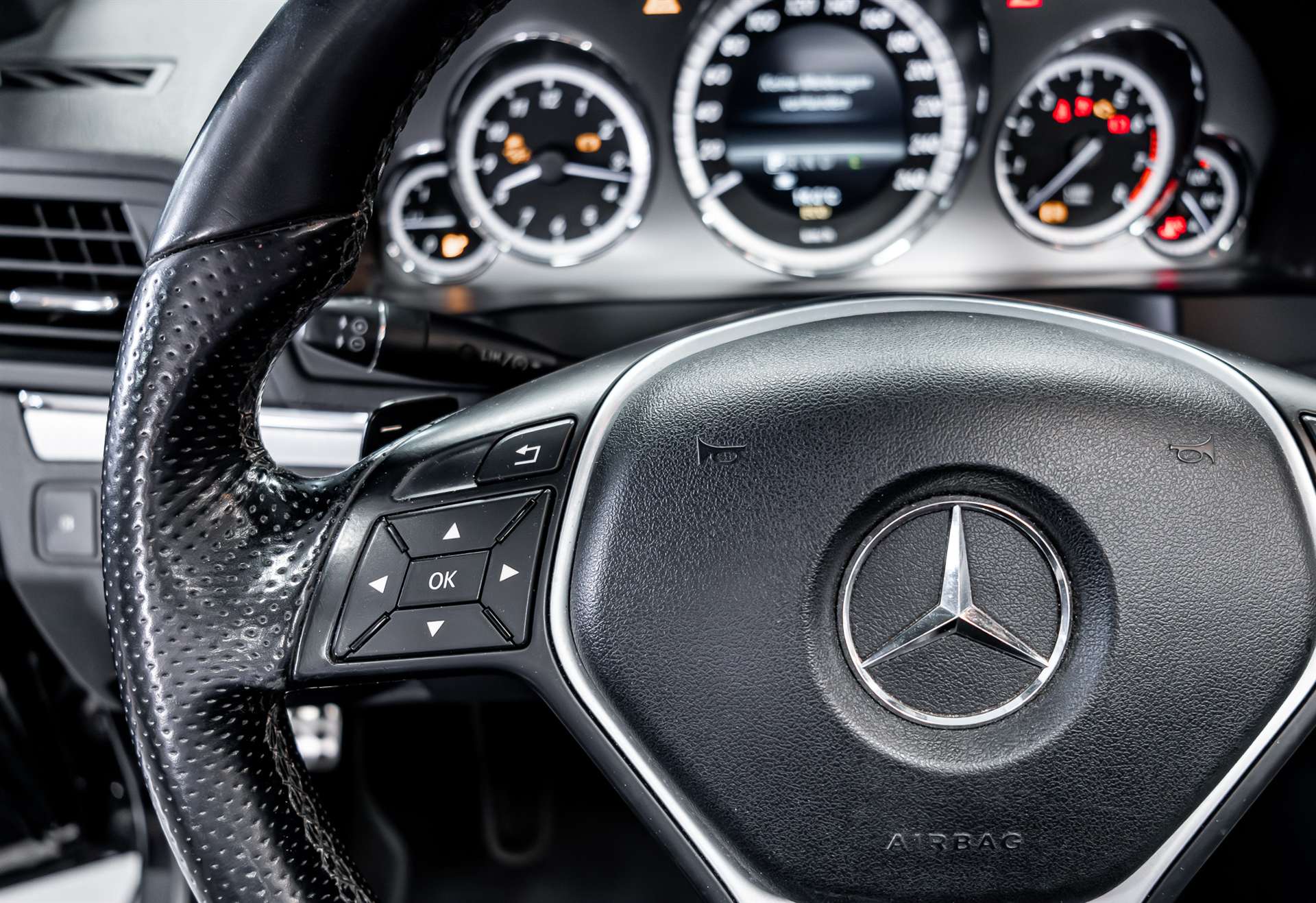 MERCEDES-BENZ E 250 CGI BlueEfficiency 7G-Tronic-image-10
