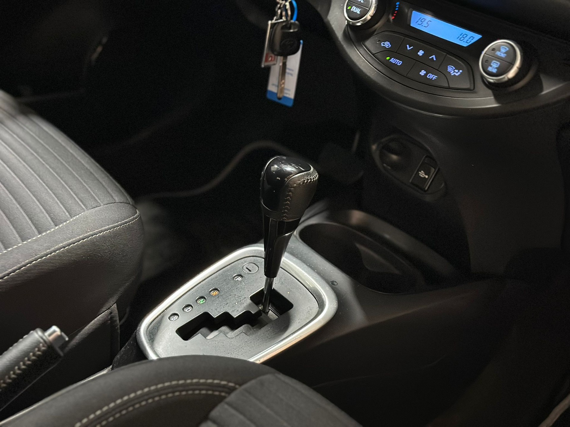 TOYOTA Yaris 1.5 VVT-i Hybrid Comfort e-CVT-image-9