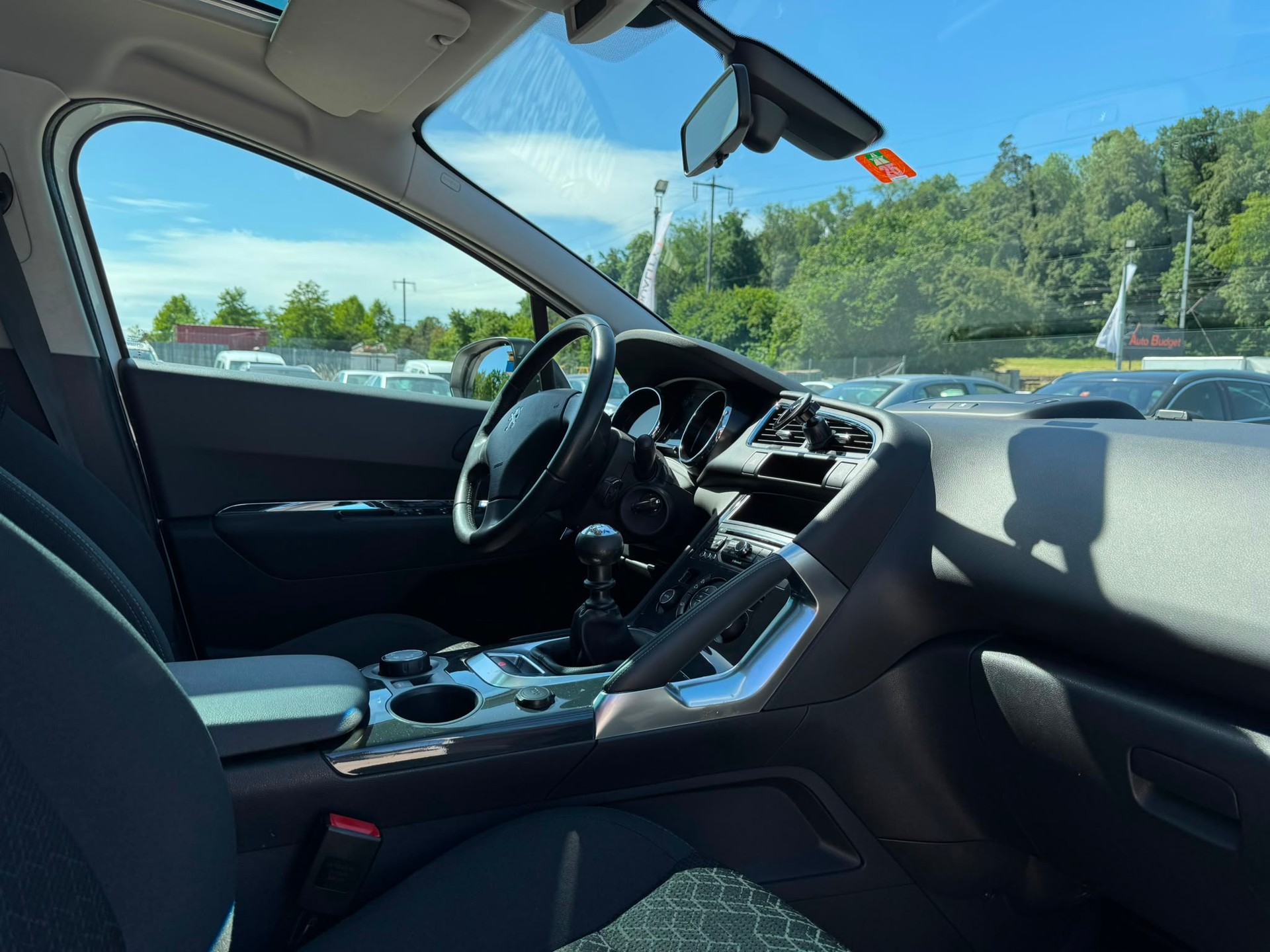 PEUGEOT 3008 1.2 Business Line-image-13