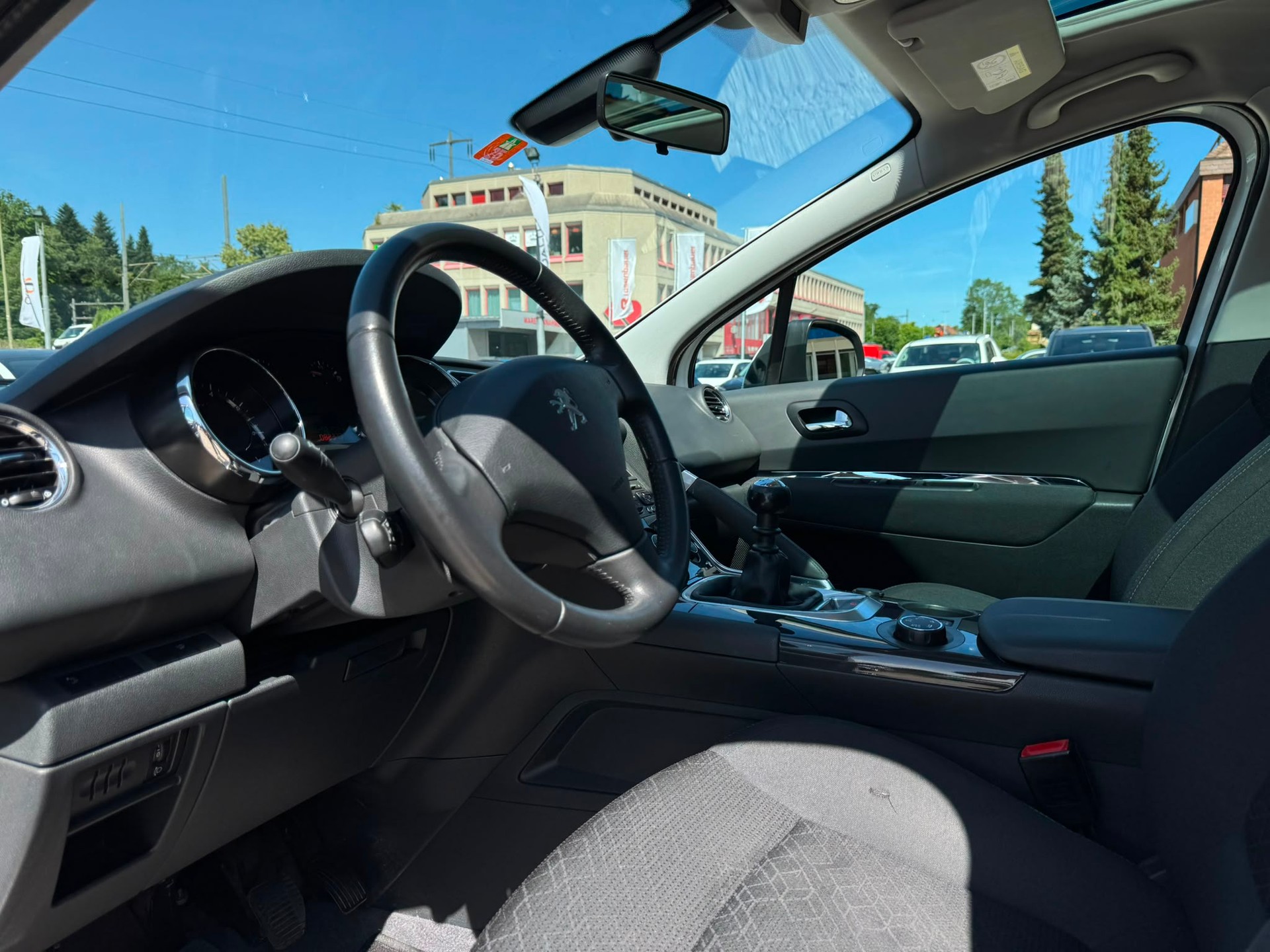 PEUGEOT 3008 1.2 Business Line-image-15