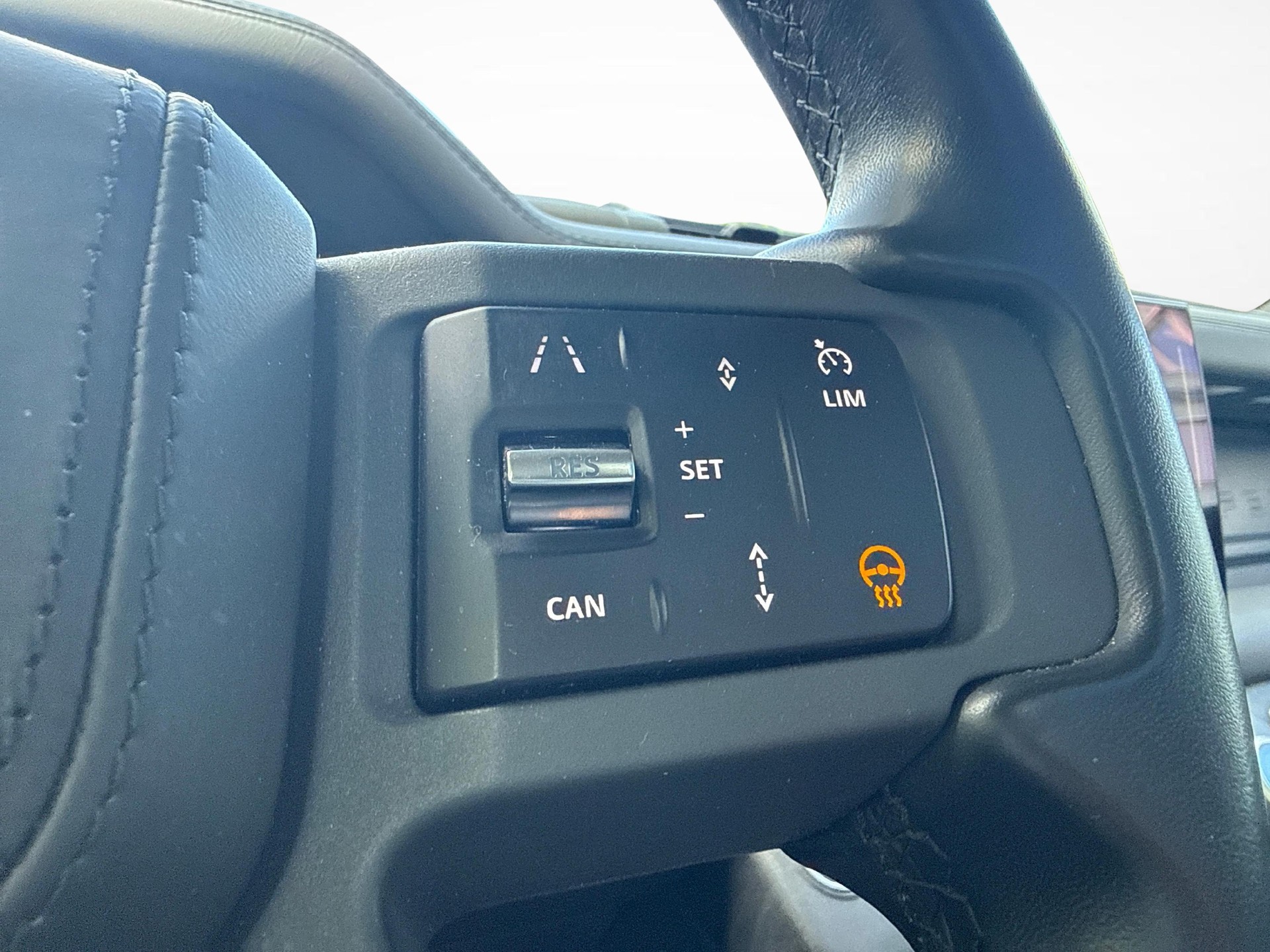 LAND ROVER Defender 110 3.0 D I6 300 X-Dynamic SE mit Standheizung-image-14