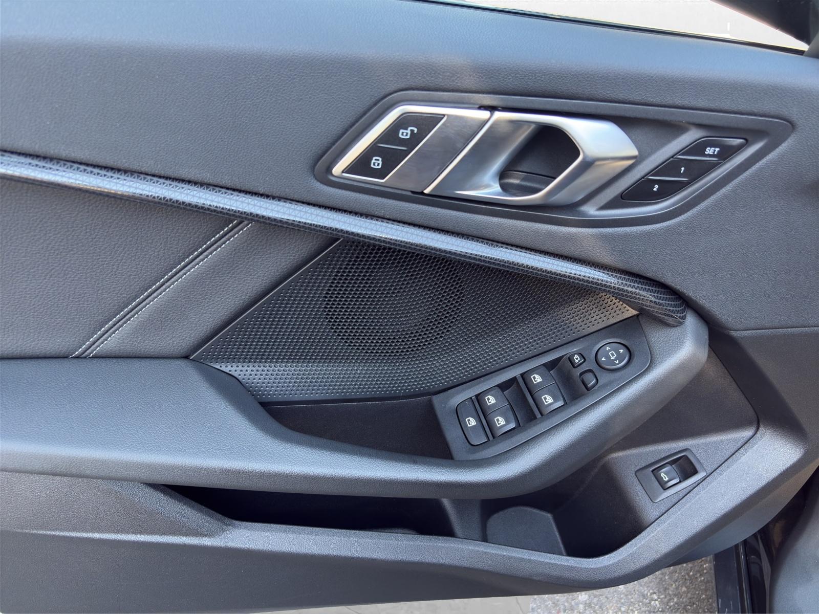 BMW 120d xDrive-image-16