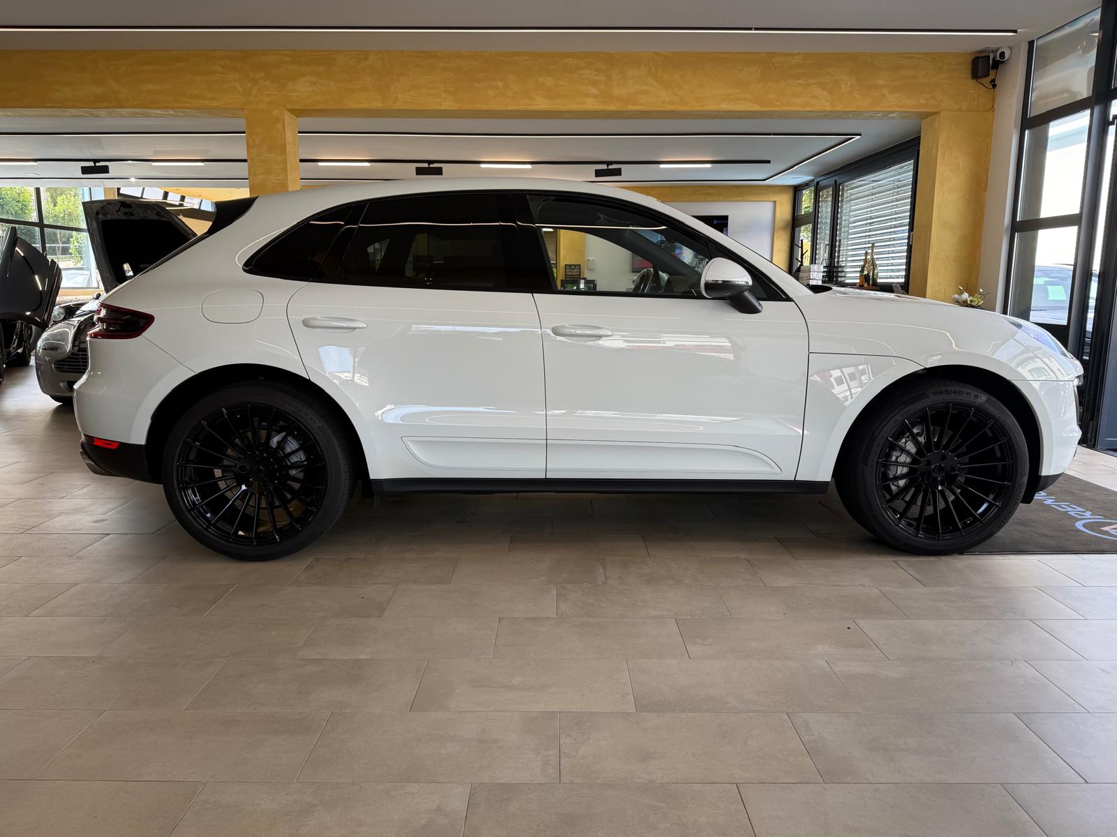 PORSCHE Macan S PDK-showroom-element-1