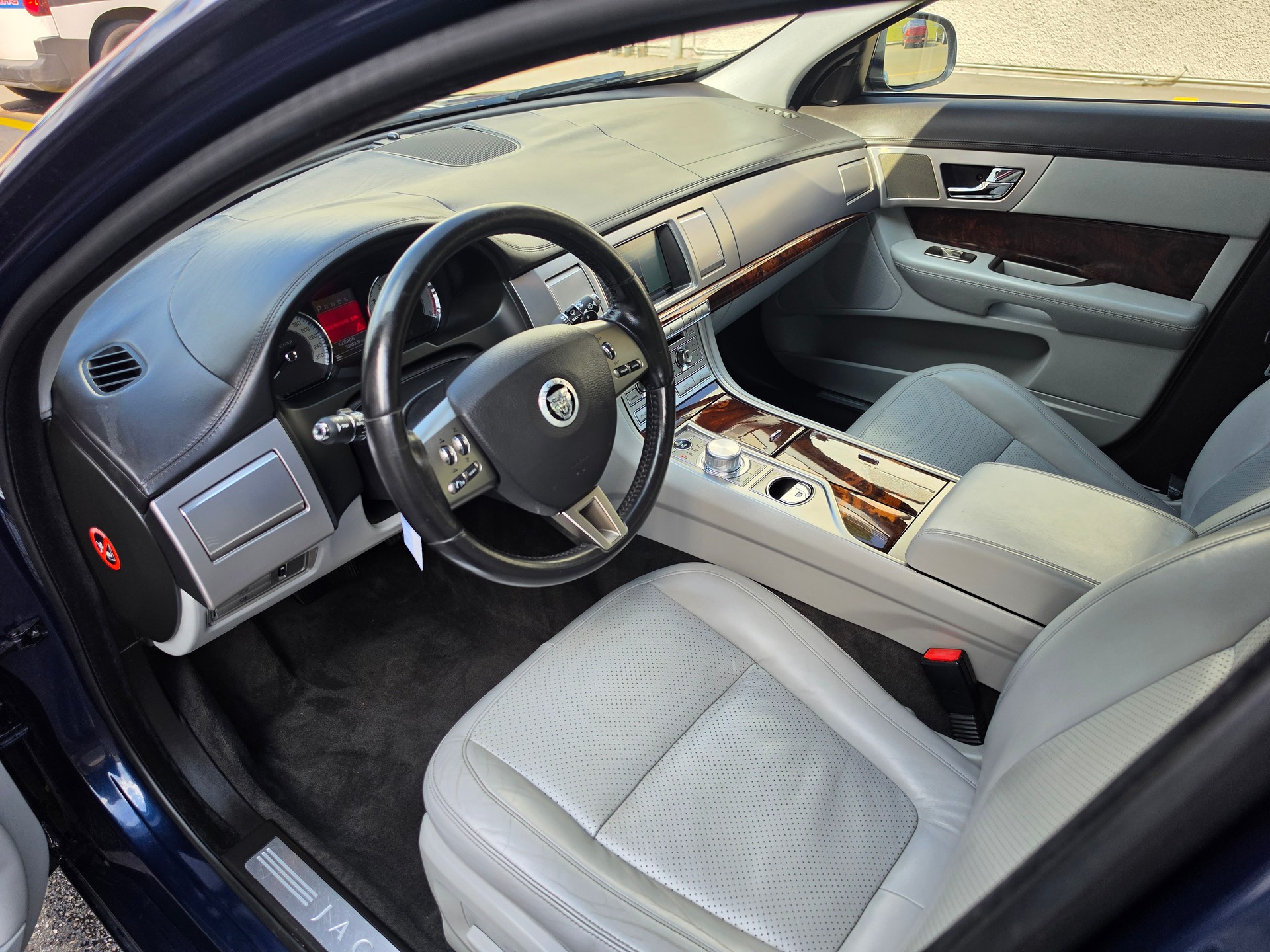 JAGUAR XF 3.0 V6 Premium Luxury-image-8