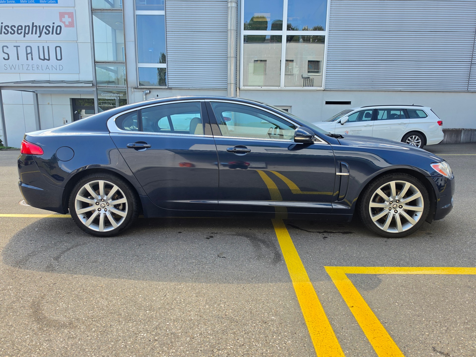 JAGUAR XF 3.0 V6 Premium Luxury-showroom-element-3