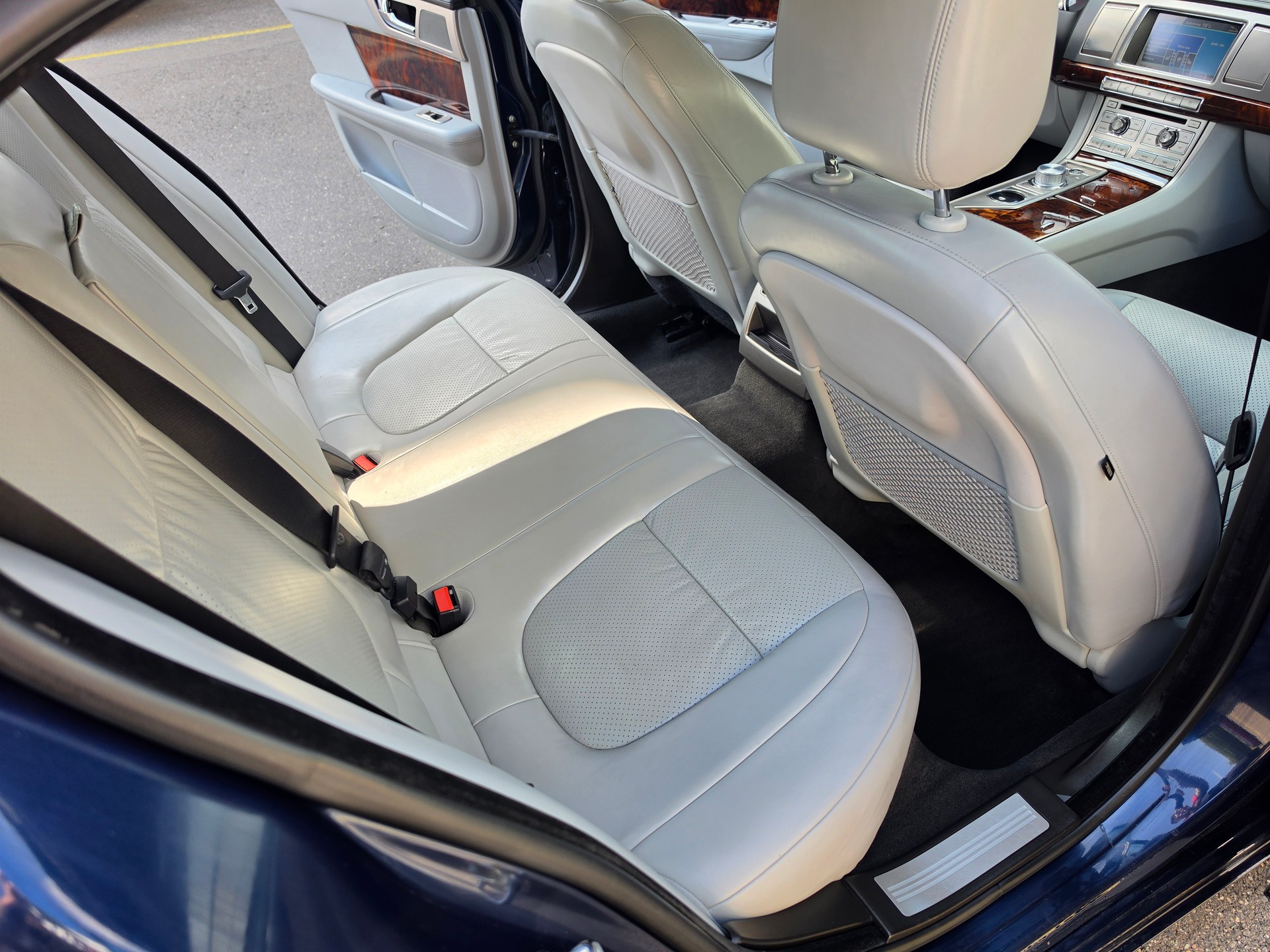 JAGUAR XF 3.0 V6 Premium Luxury-image-16