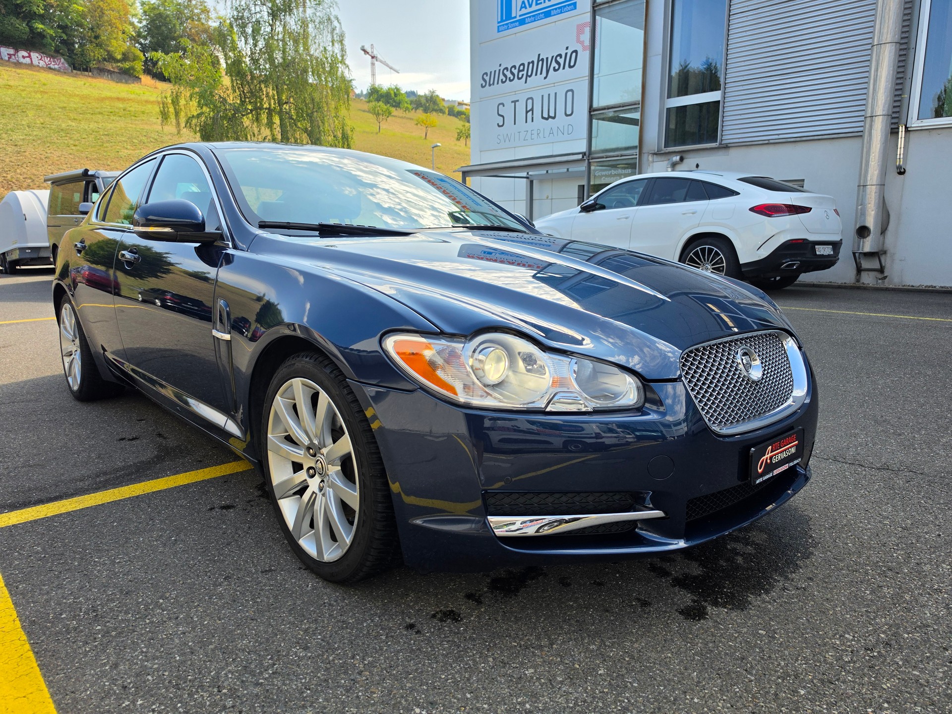 JAGUAR XF 3.0 V6 Premium Luxury-showroom-element-2
