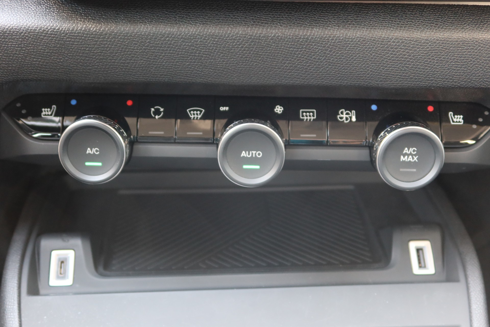 CITROEN C4 Electric Swiss Ed.-image-12
