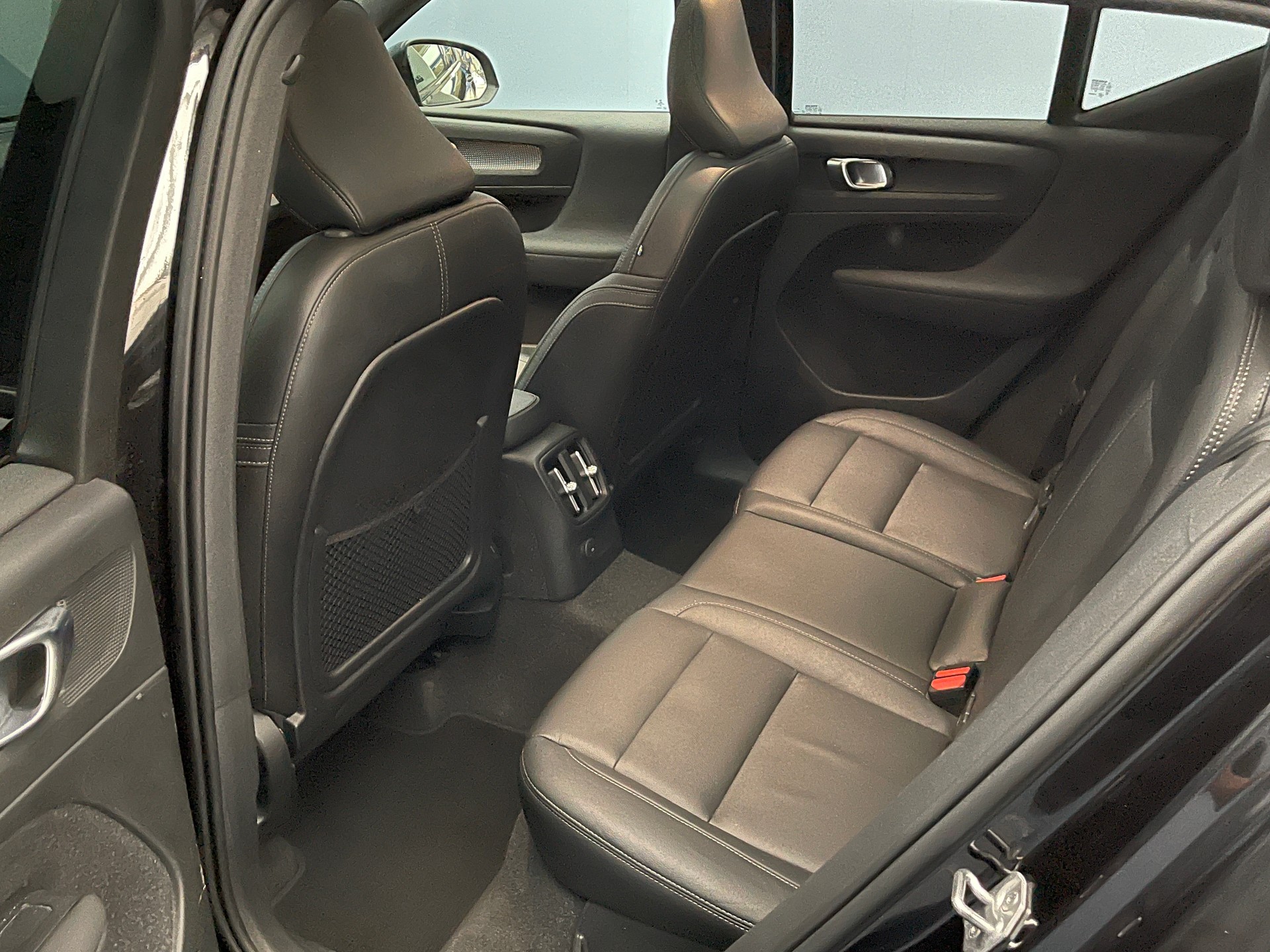 VOLVO XC40 1.5 T5 PiH R-Design-image-9