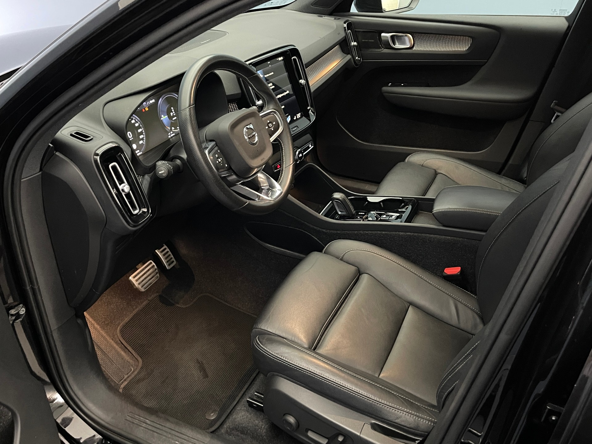 VOLVO XC40 1.5 T5 PiH R-Design-image-13